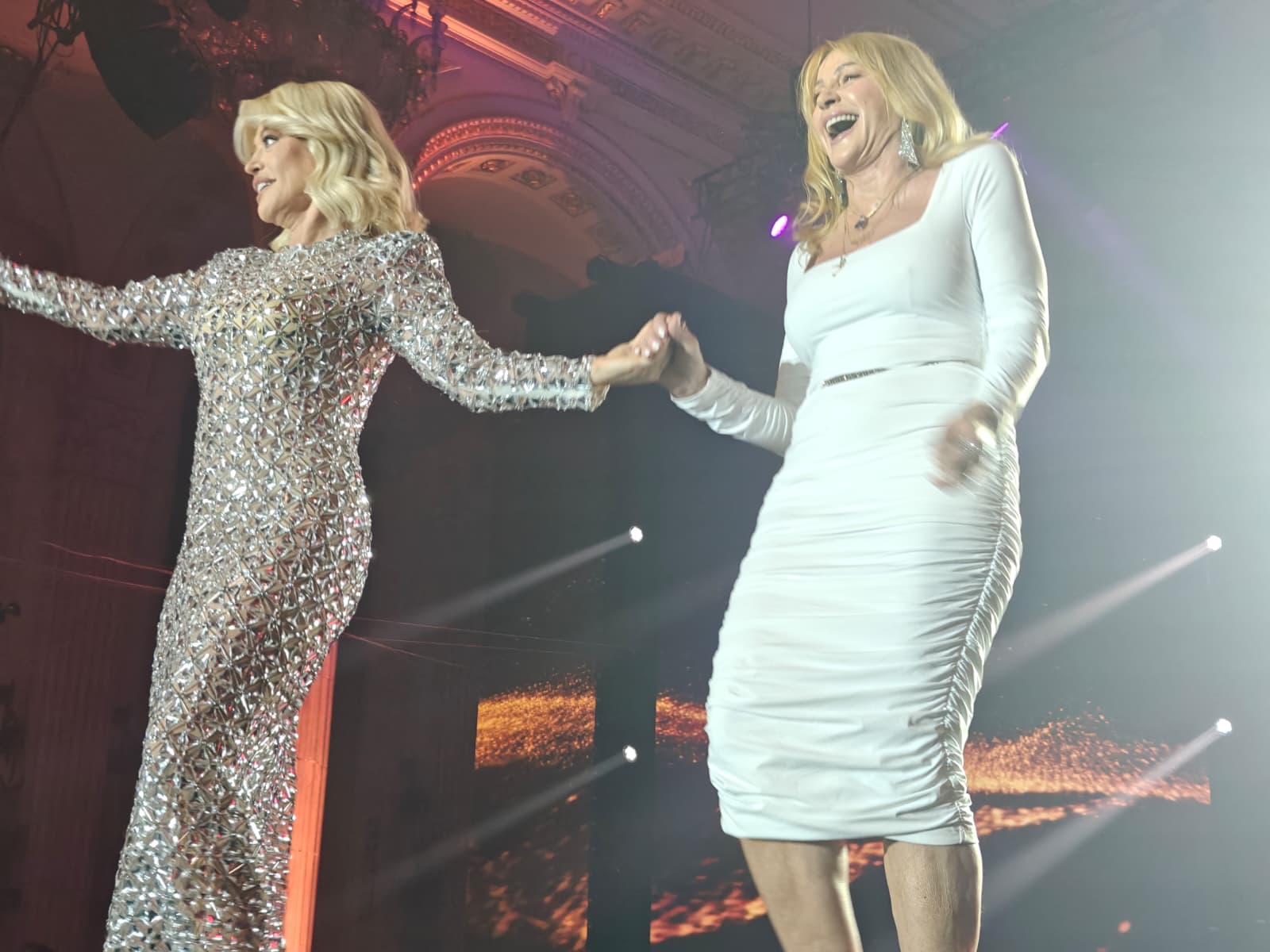 Gala „Nadia Comăneci - 50 de ani de la prima notă de 10”. Cum au petrecut invitații toată seara: Loredana și Nadia, duet pe „Made in Romania”