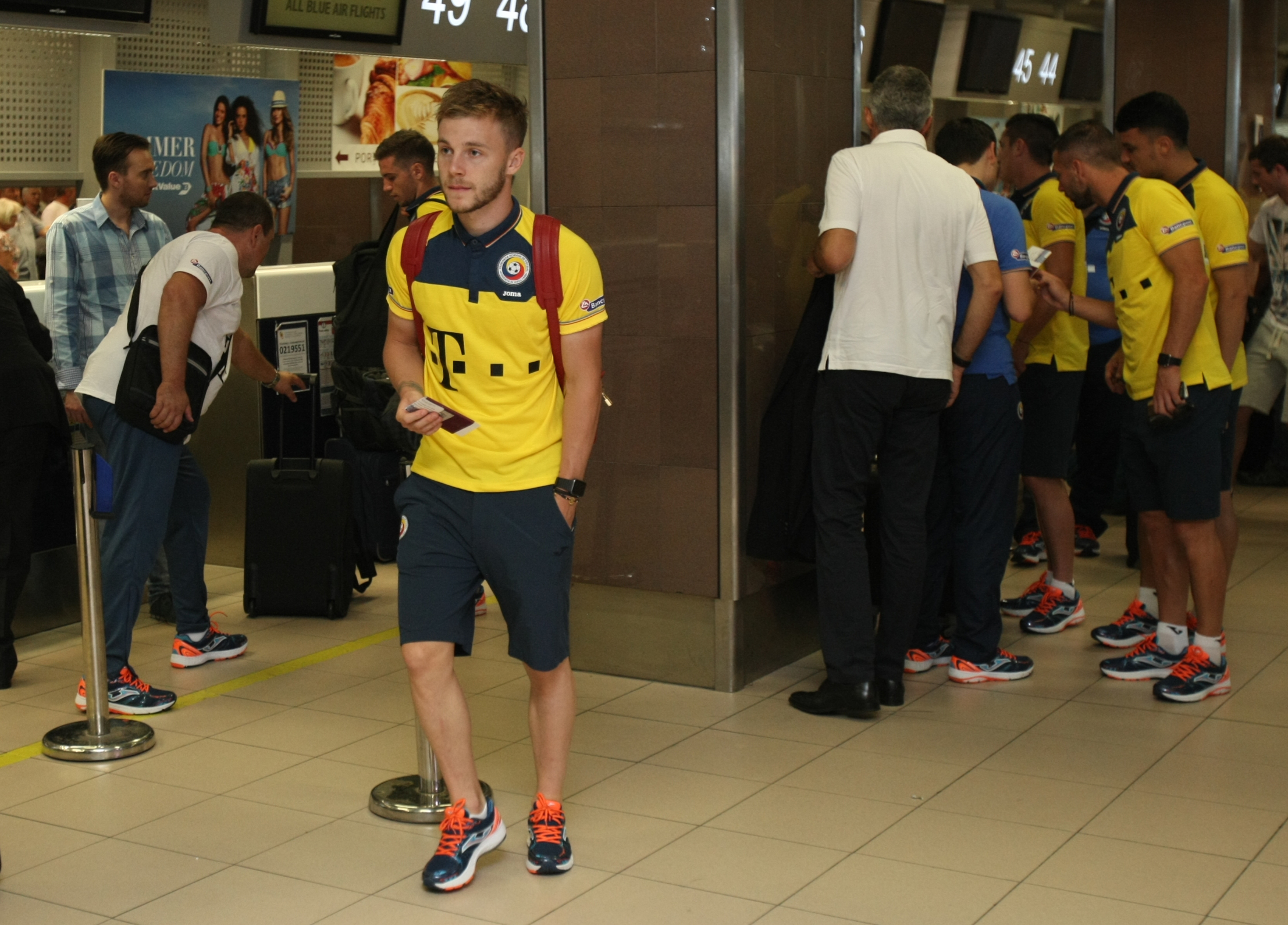 PRELIMINARIILE EURO 2016, UNGARIA - ROMÂNIA (vineri, ora 21.45, TVR 1) / Selecționerul Anghel Iordănescu a renunțat la supersitiții și ^a lăsat femei în avionul care i-a transportat pe tricolori la Budapesta, pentru mare meci cu rivalii istorici / GALERIE FOTO
