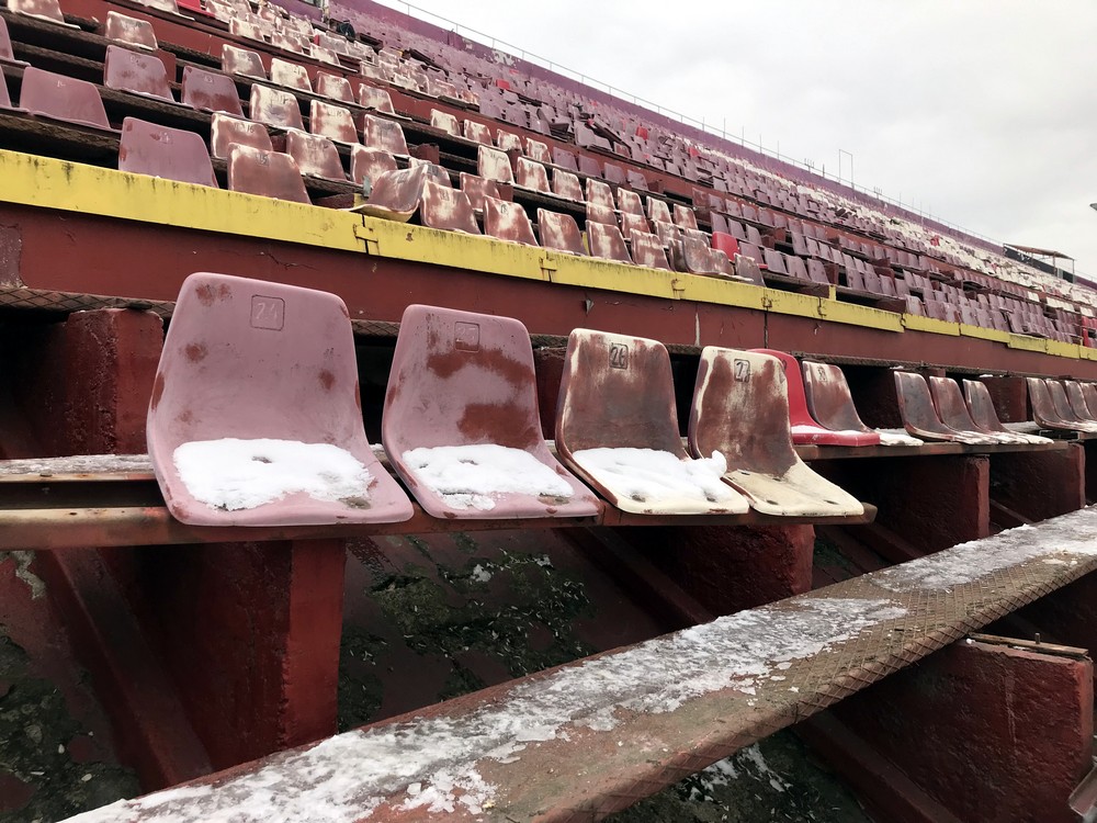Taie Giuleștiul cu flexul! Stadionul a intrat în procesul de demolare, muncitorii lucrează de zor, iar primele scaune au fost scoase de pe arena de lângă podul Grant