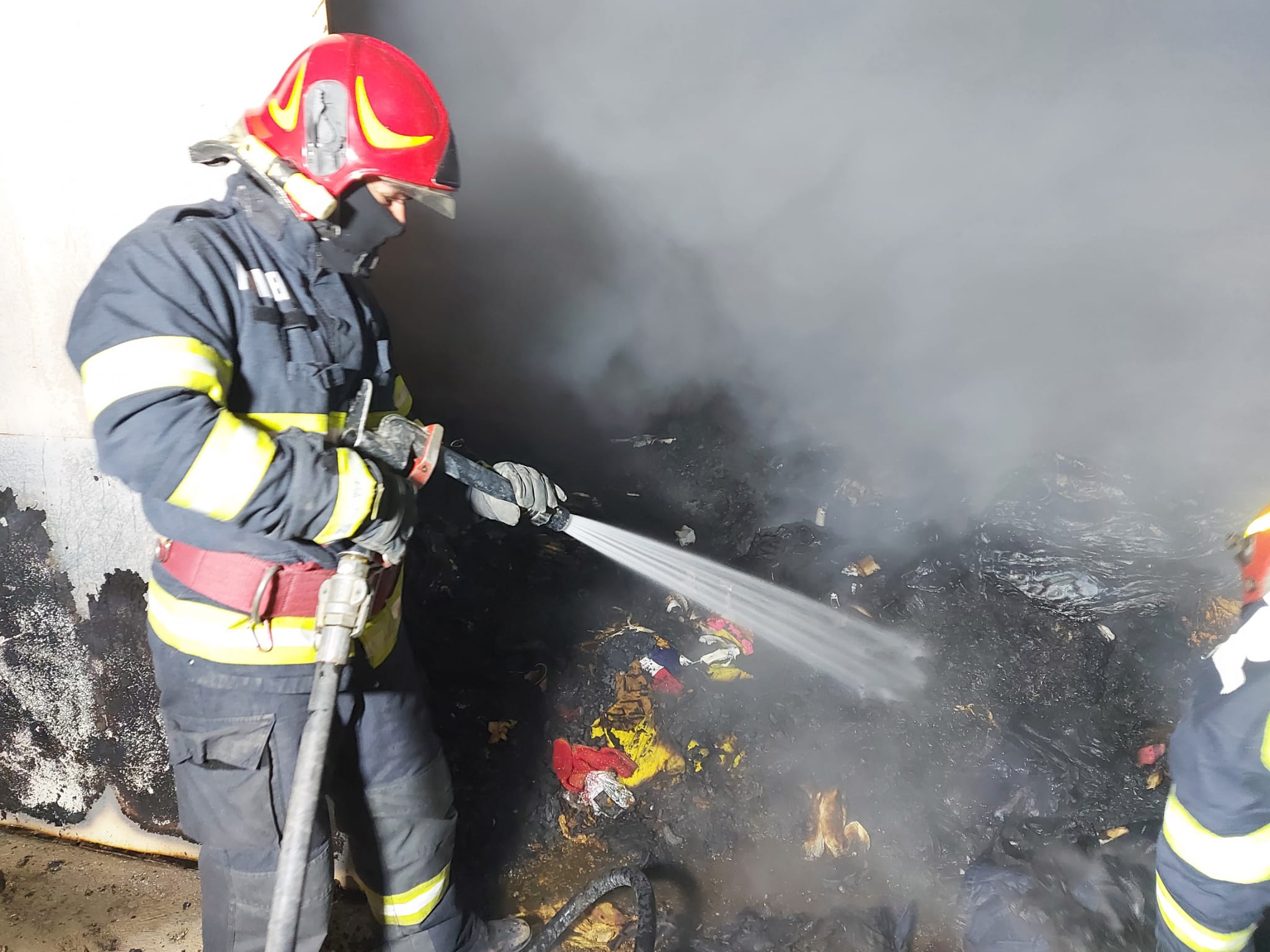 Incendiu în Vama Giurgiu. Au ars magazii în care erau depozitate ţigări şi încălţăminte