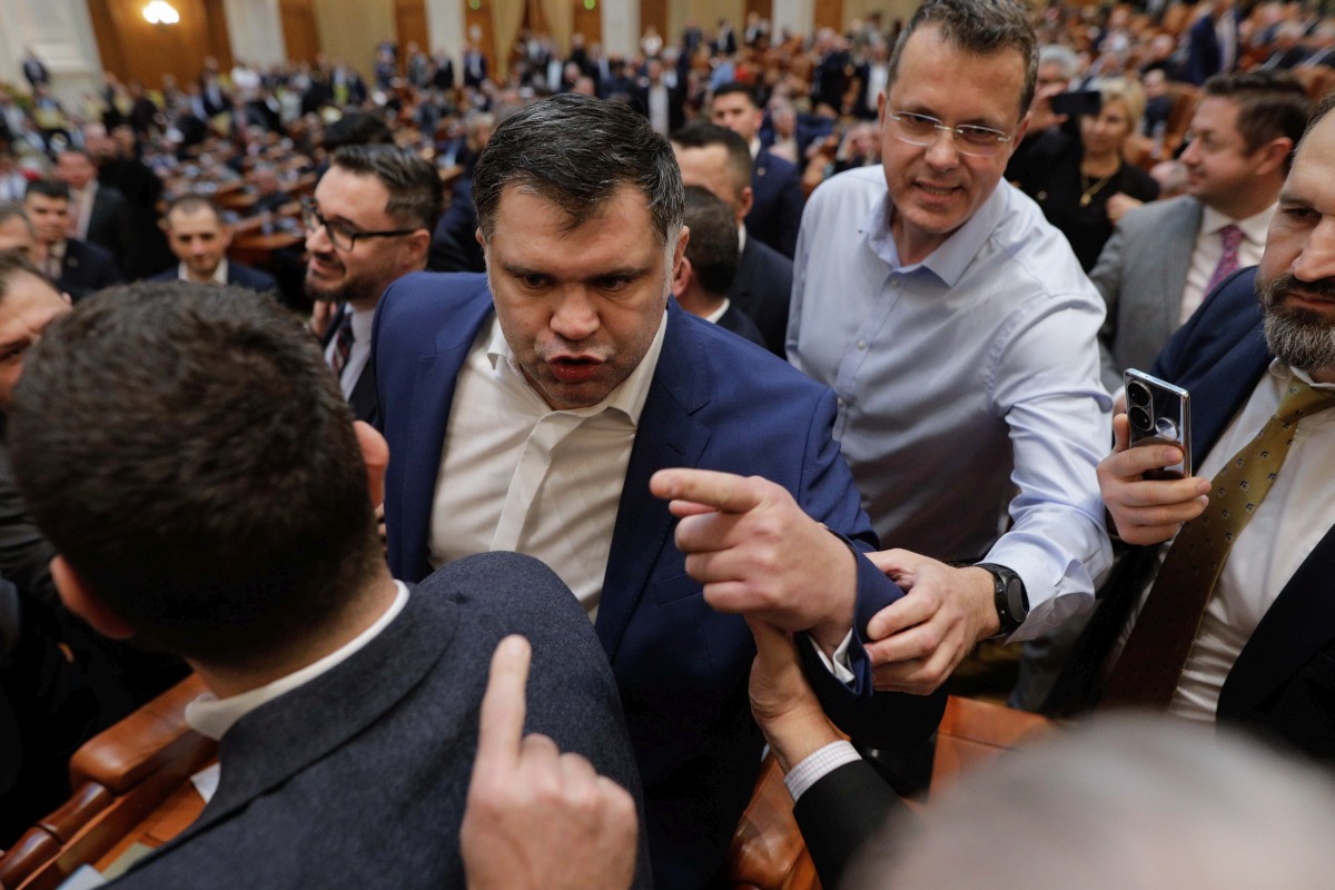 Tensiuni în Parlament la dezbaterea bugetului. Doi deputați AUR și PSD s-au certat cu UDMR: „Miroși a palincă, mă!”. Daniel Ghiță l-a tras de ureche pe un parlamentar USR