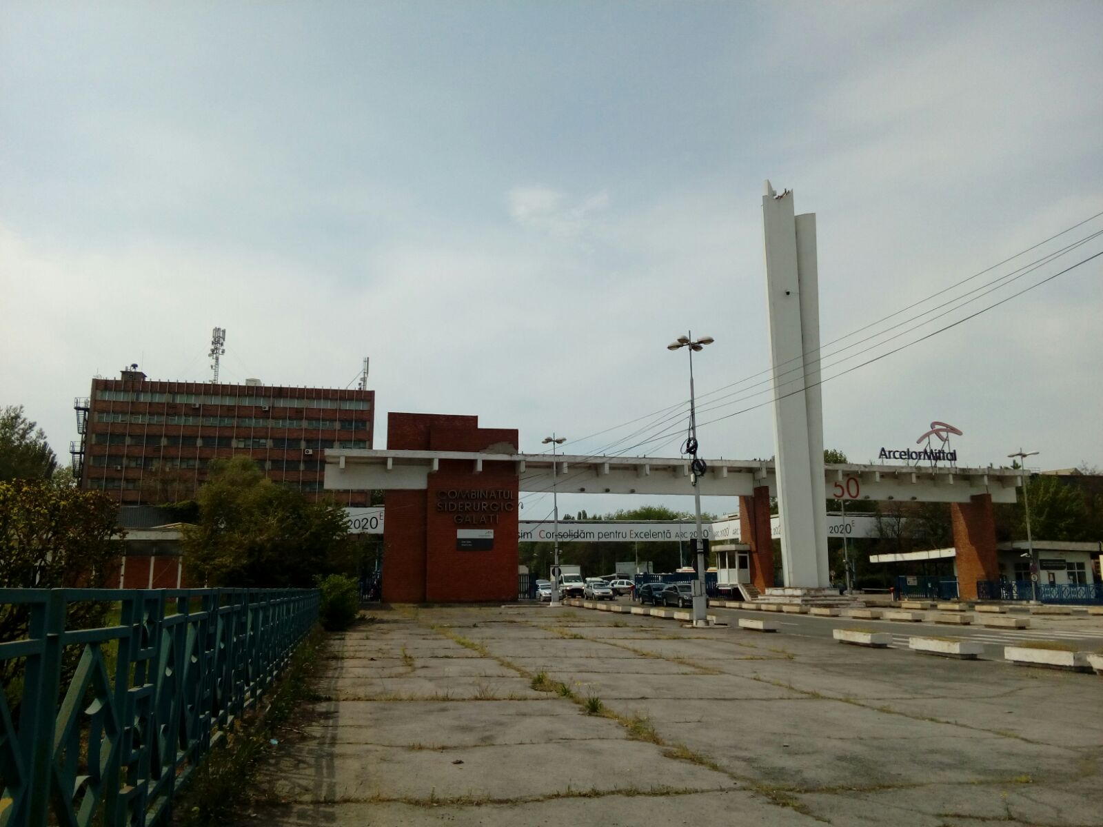 REPORTAJ/ Angajaţii ArcelorMittal Galaţi, între îngrijorare și speranță, înaintea vânzării. "Un şef spunea că cine ţine un ciorap găurit? Cine l-a găurit, nu tot ei?"