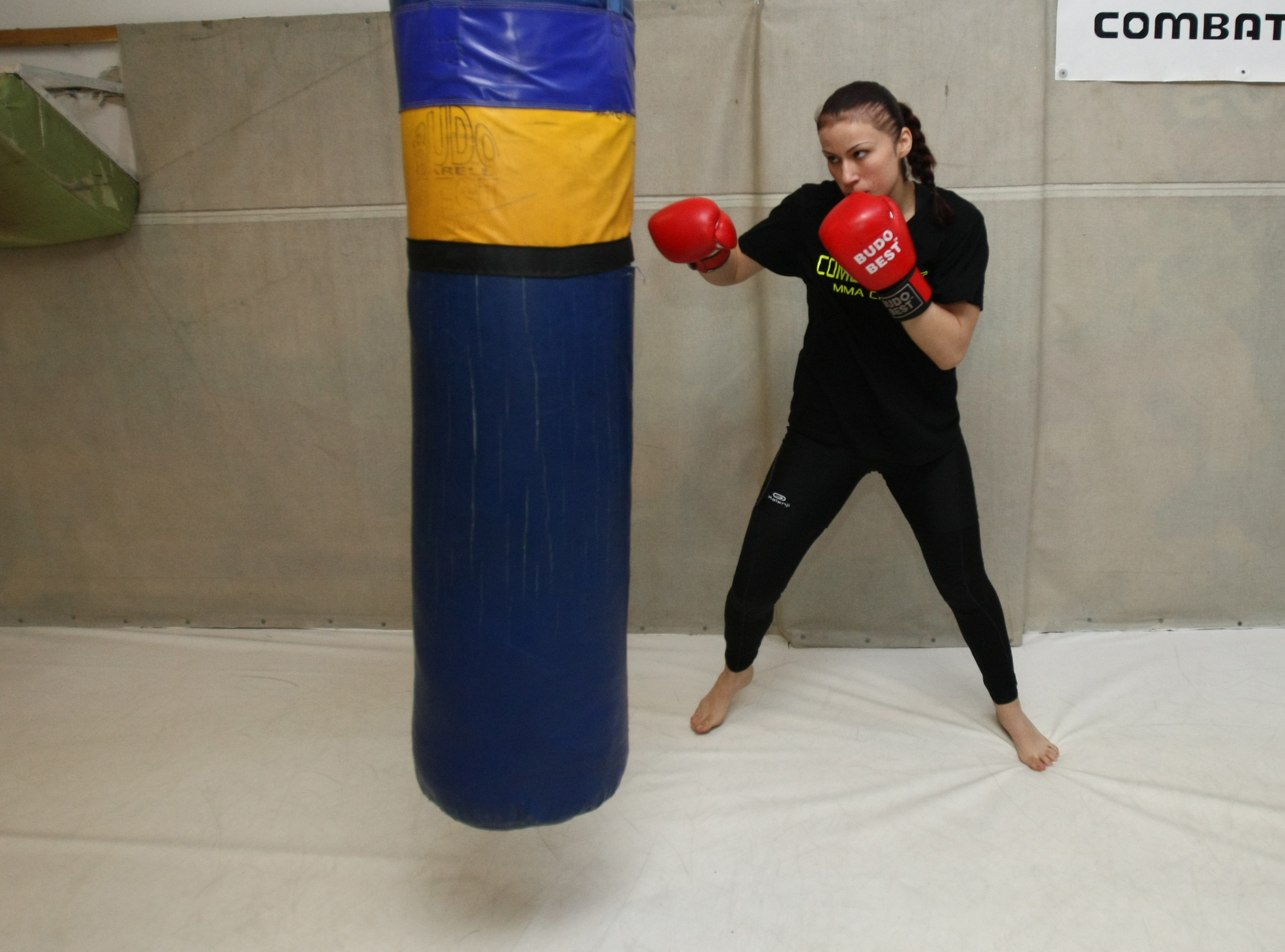 Premieră la Superkombat Ploiești! Pictorița absolventă de teologie urcă în ring / GALERIE FOTO