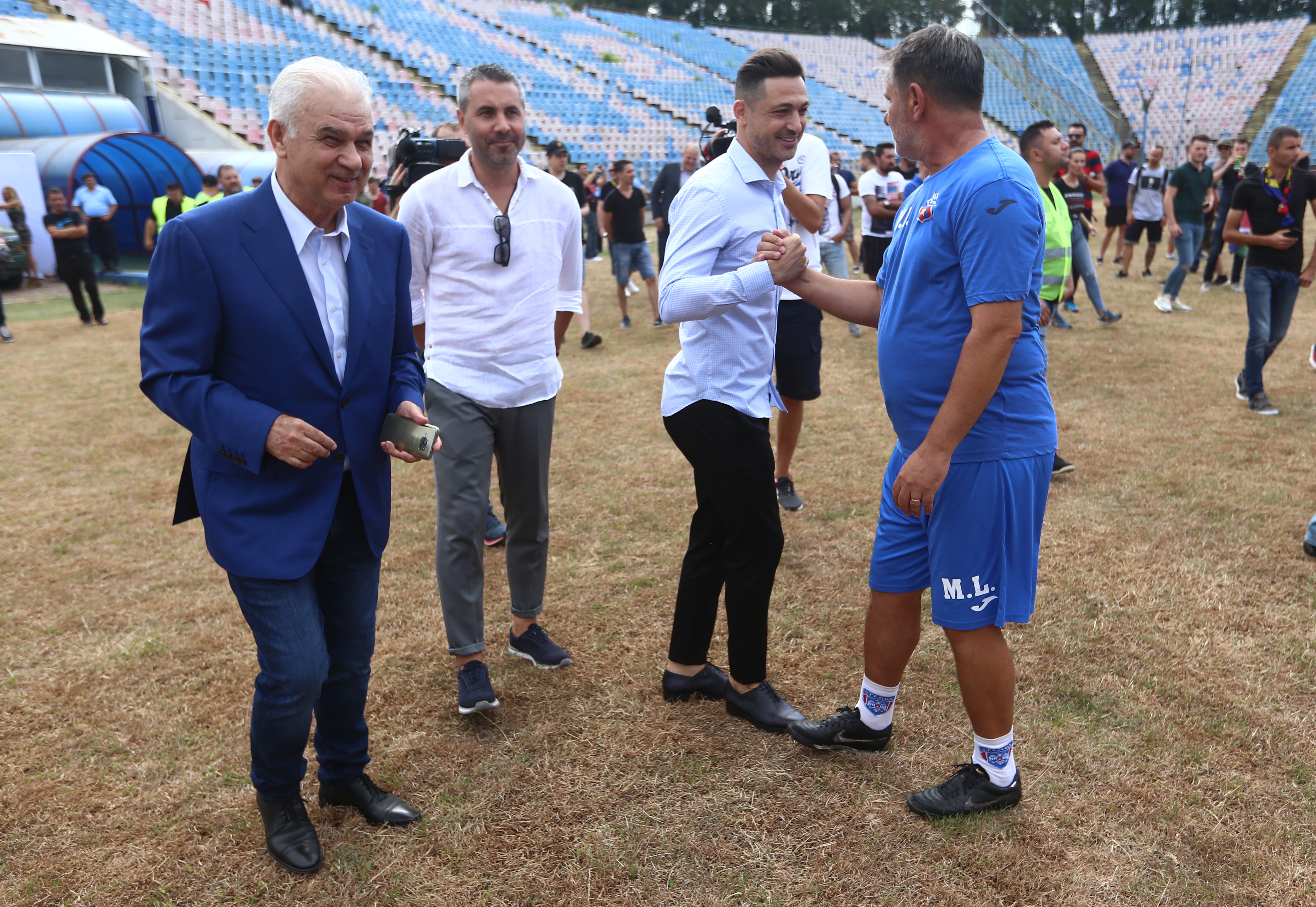 FOTO&VIDEO | A început demolarea stadionului Ghencea. Sâmbătă se poate vizita ultima dată mitica arena. Reacția lui Gigi Becali: ”Bă, p-astea le-am cumpărat eu”