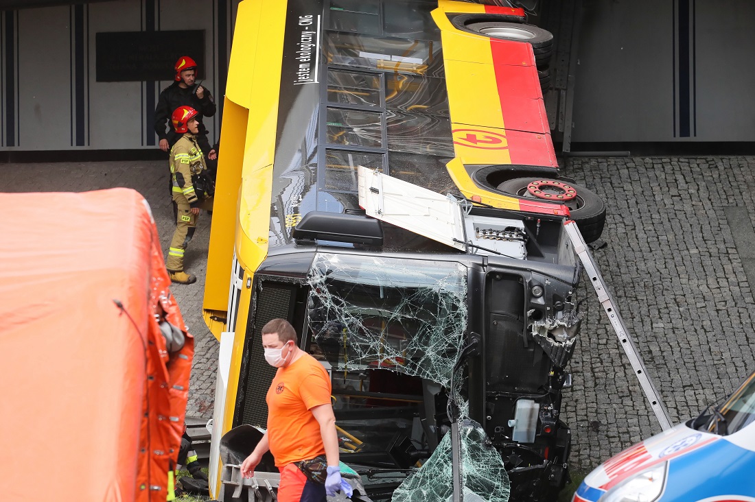 GALERIE FOTO  |  Un autobuz a căzut de pe un pod din Varșovia. Un mort și 20 de răniți