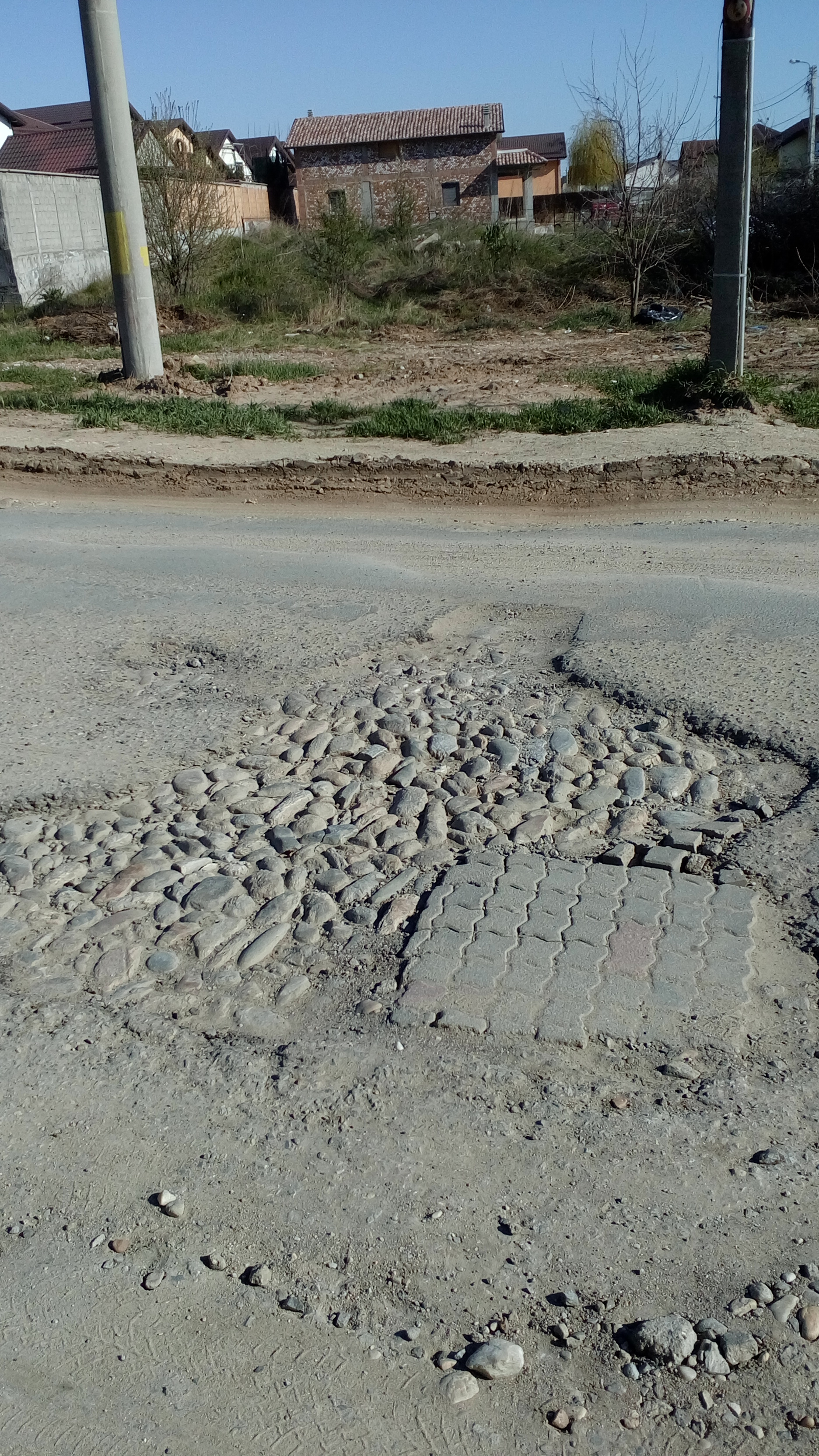 O stradă din Craiova arată ca după bombardament! Primăria promite de trei ani că o reabilitează