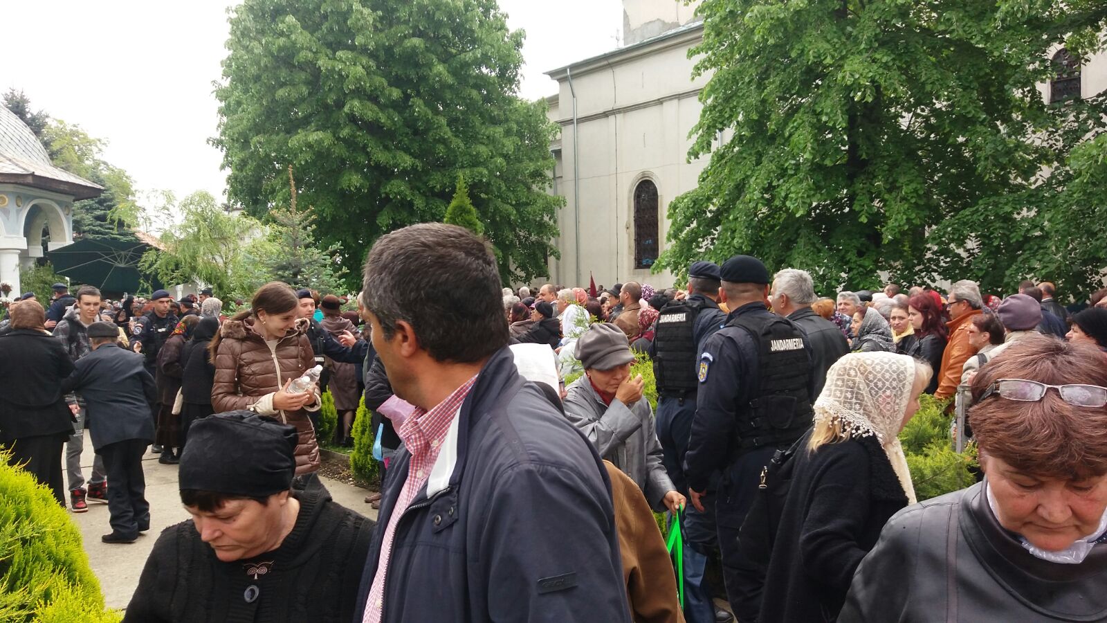 Zeci de mii de credinicioși au stat la coadă de Izvorul Tămădurii, pentru a lua apă sfințită | GALERIE FOTO
