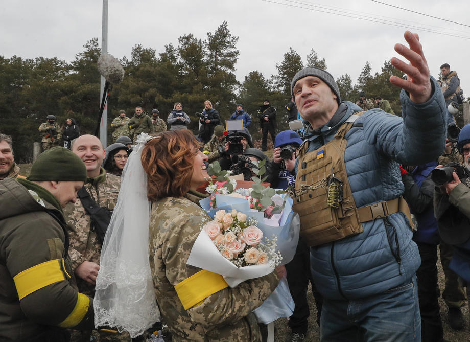 Nuntă pe front. În haine de camuflaj, cu alai înarmat cu flori și puști, doi militari ucraineni s-au căsătorit