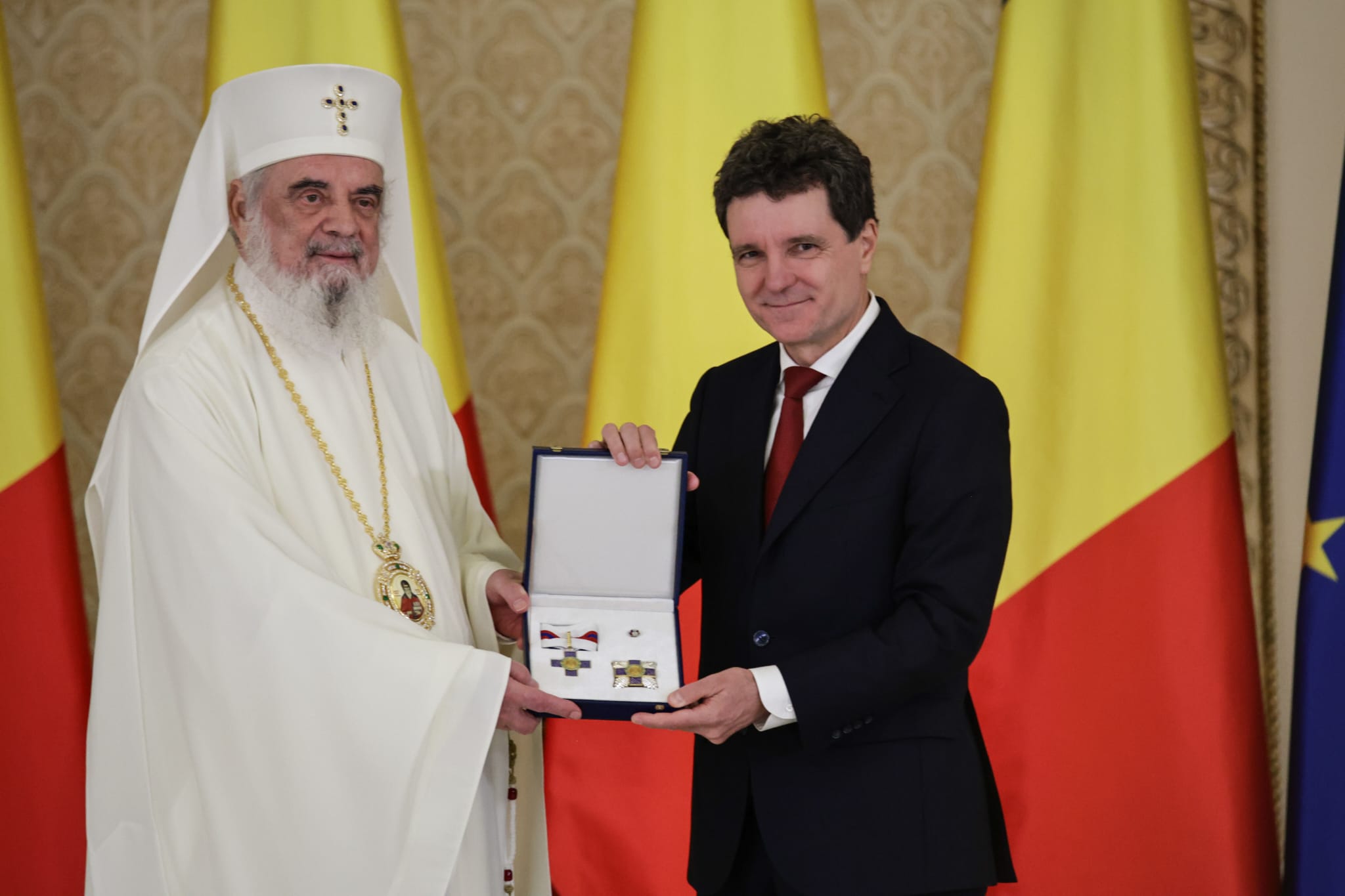 Bartolomeu I, decorat de Nicușor Dan după sfințirea Catedralei Neamului: „România trăieşte un moment istoric”