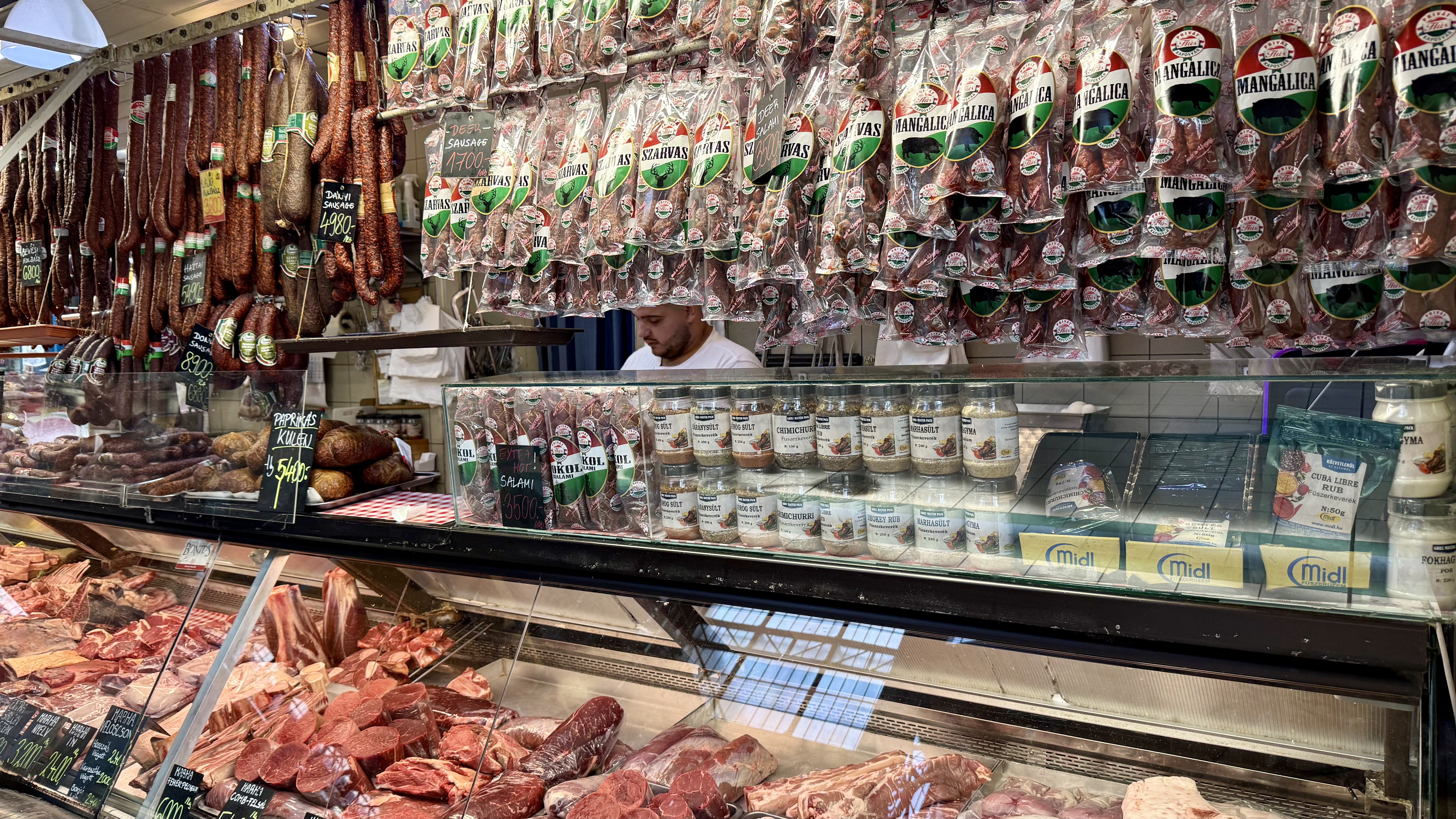 Spectacol culinar total la doi pași de România. Cât costă o porție de gulaș și ce-am descoperit într-o piață unicat