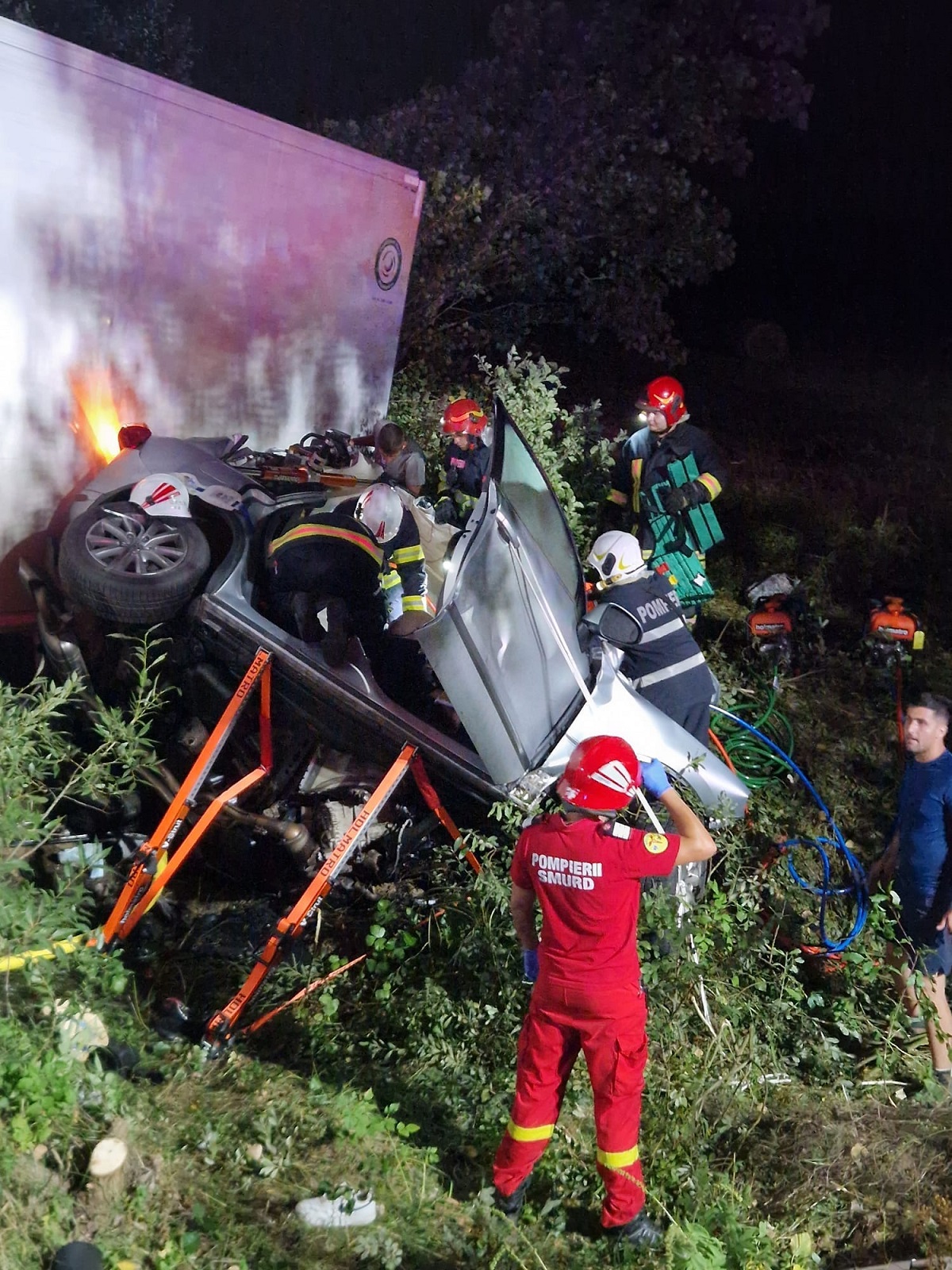 Familie distrusă în Sibiu, unde un camion intrat pe contrasens a făcut praf o mașină. Șoferul și soția lui au murit, doi adolescenți au fost grav răniți