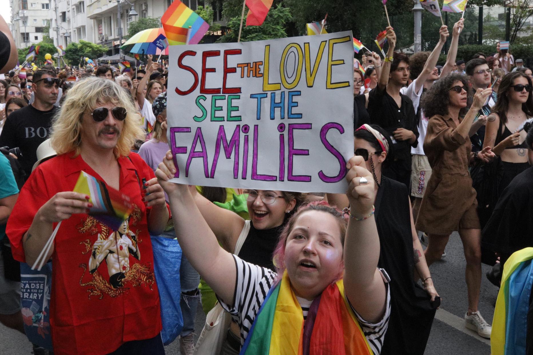 Aproape 25.000 de oameni au participat la Bucharest Pride, la câteva ore după ce 150 de persoane au luat parte la „Marșul normalității”