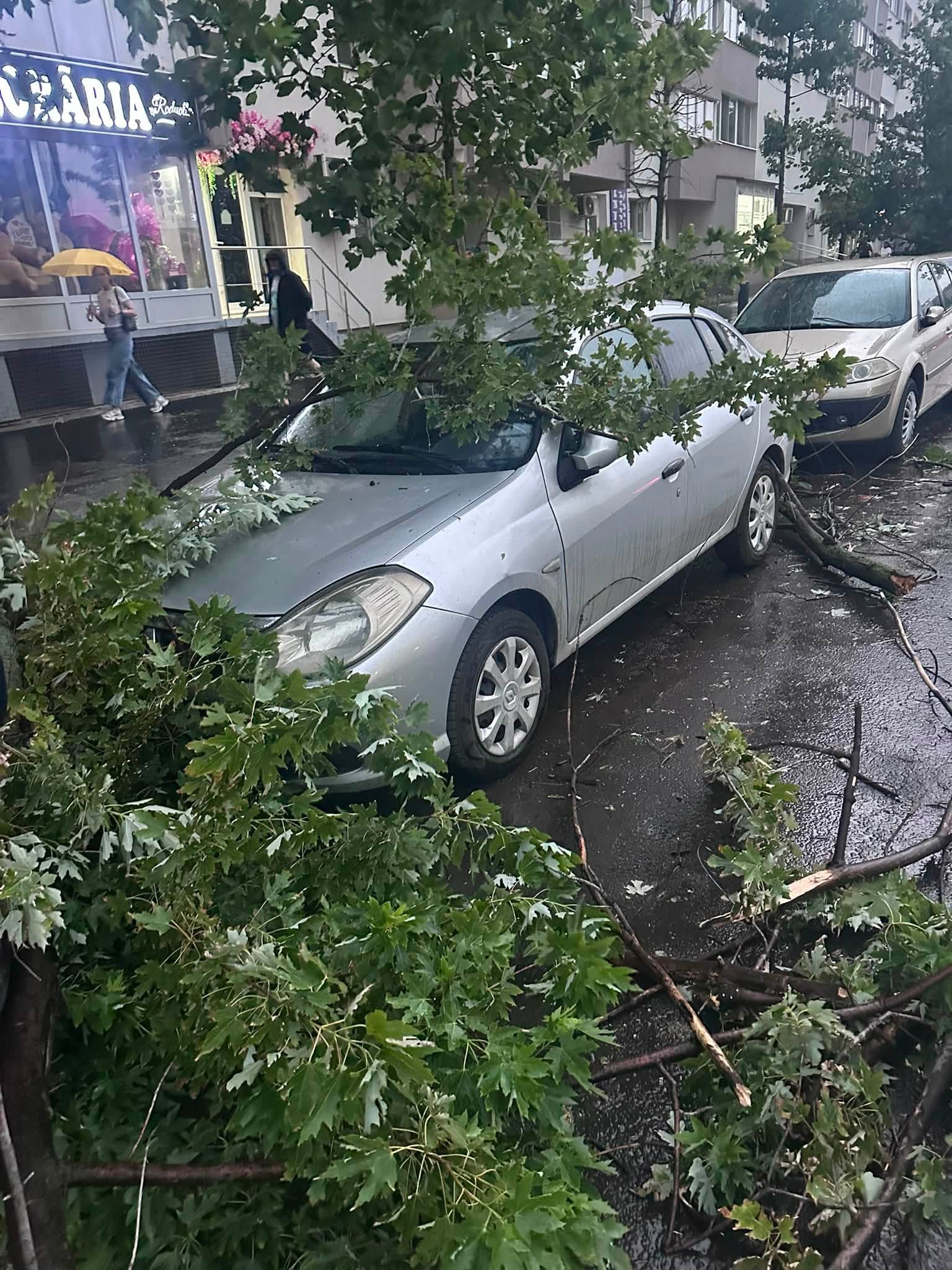 Furtună puternică în București: ANM a emis un cod portocaliu de vijelii și grindină pentru această seară. A fost emisă avertizare RO-Alert