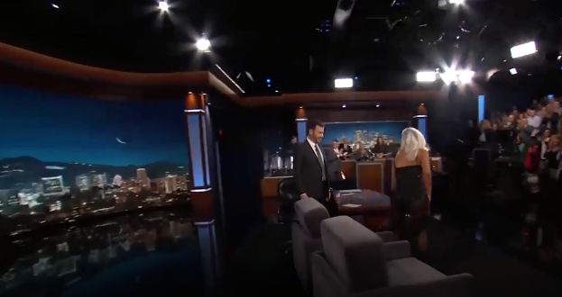 Nu și-a putut lua ochii de la posteriorul lui Lady Gaga! Prezentator TV, fermecat de "dotările" artistei | FOTO