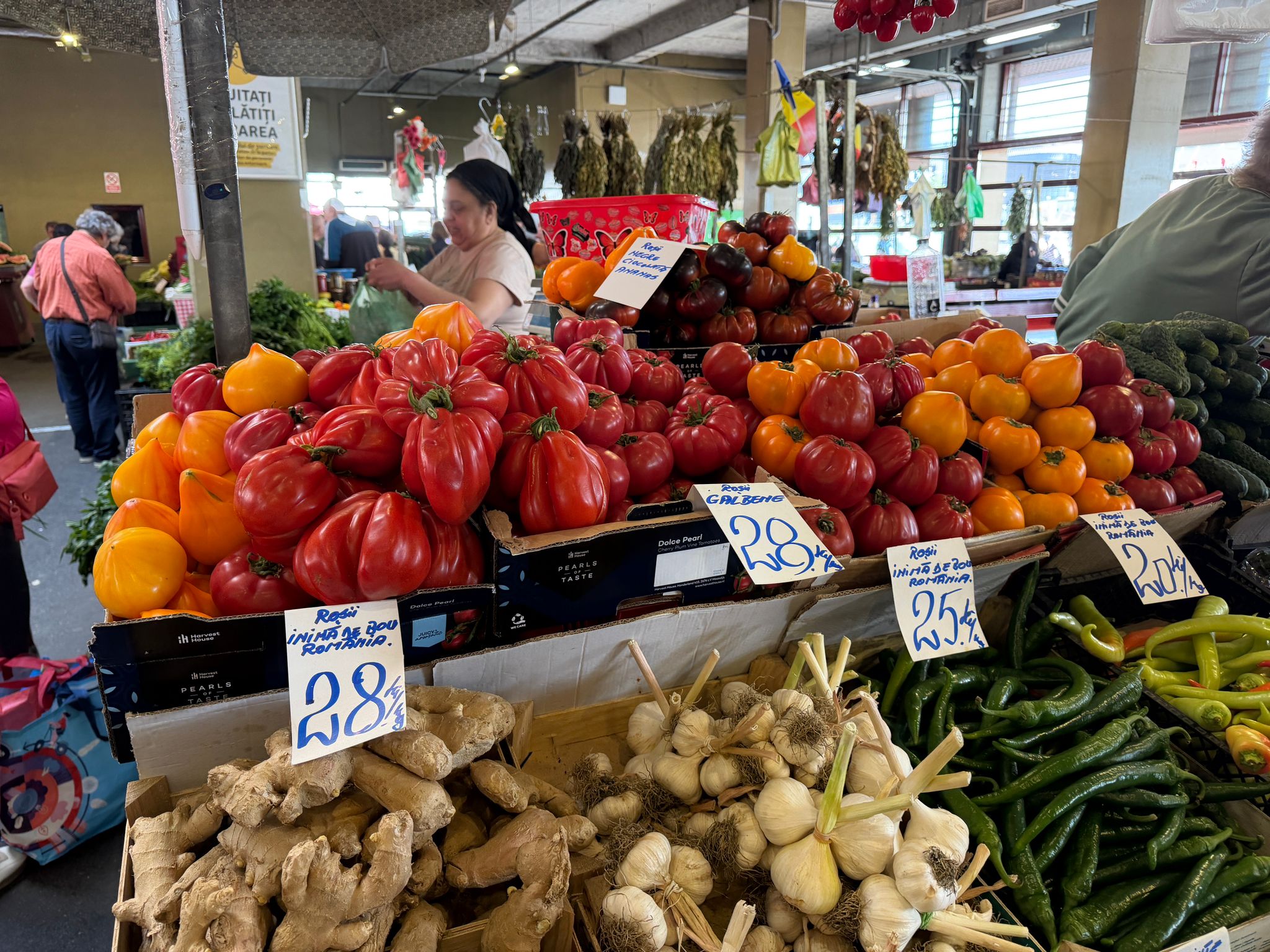 Cât costă legumele românești în Piața Obor. Prețurile pentru roșii, castraveți, cartofi, ardei, ceapă și fasole