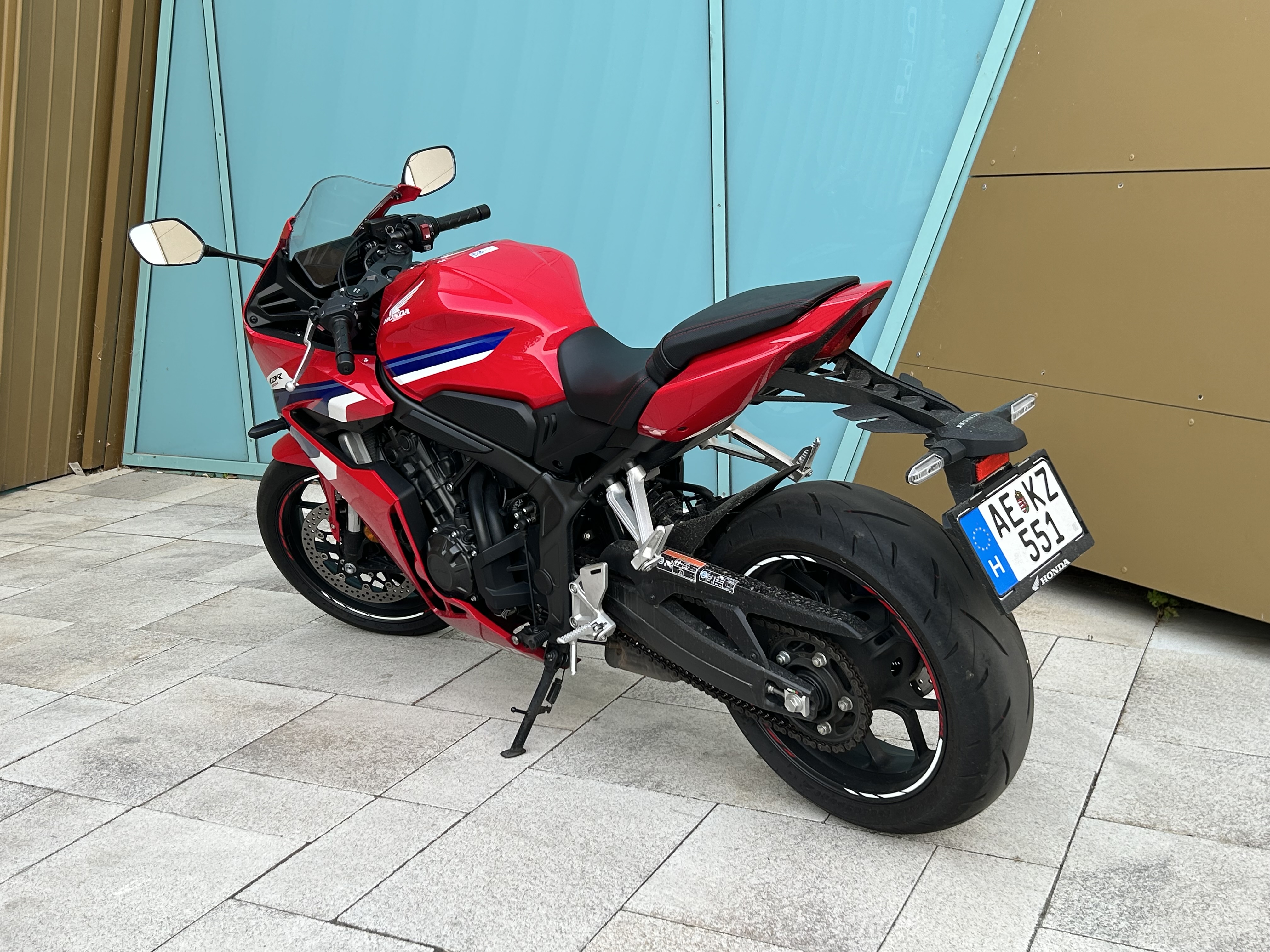 Sportmotort az ötveneseknek is: Honda CBR650R teszt