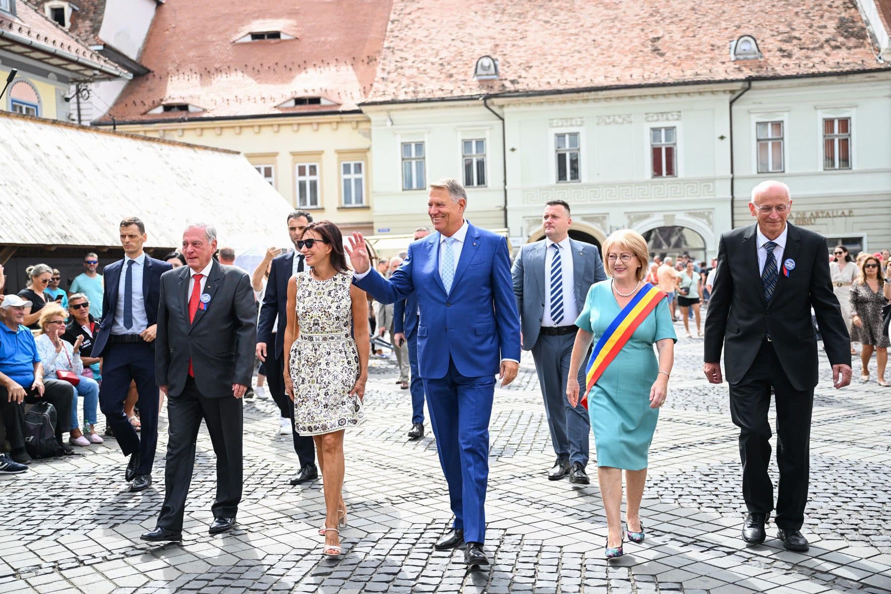 Cât costă rochia purtată de Carmen Iohannis la un eveniment, în Sibiu. Nu a mai ales un designer român, ci unul american