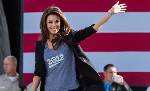 Eva Longoria, fără sutien pe covorul roșu. Actrița a purtat o rochie transparentă din dantelă