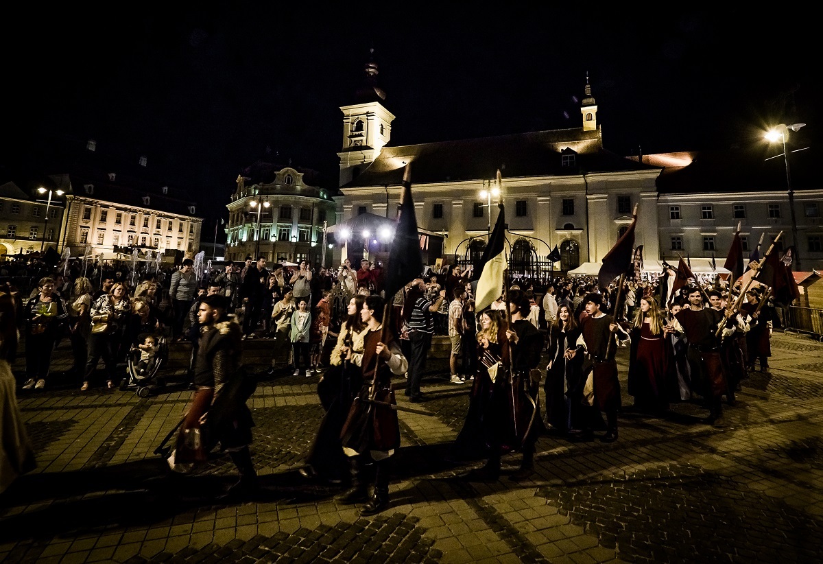 Atmosferă de poveste la Festivalul Medieval din Sibiu 2017. Cavaleri, domnițe și rock medieval în Piața Mare