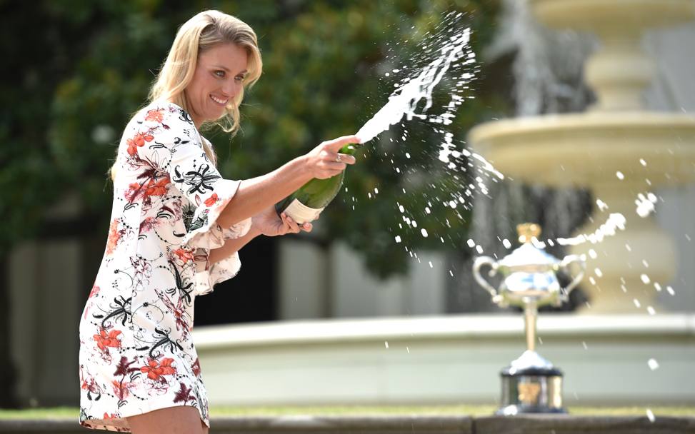 Kerber, eroina Germaniei, s-a aruncat în râu, de bucurie / VIDEO