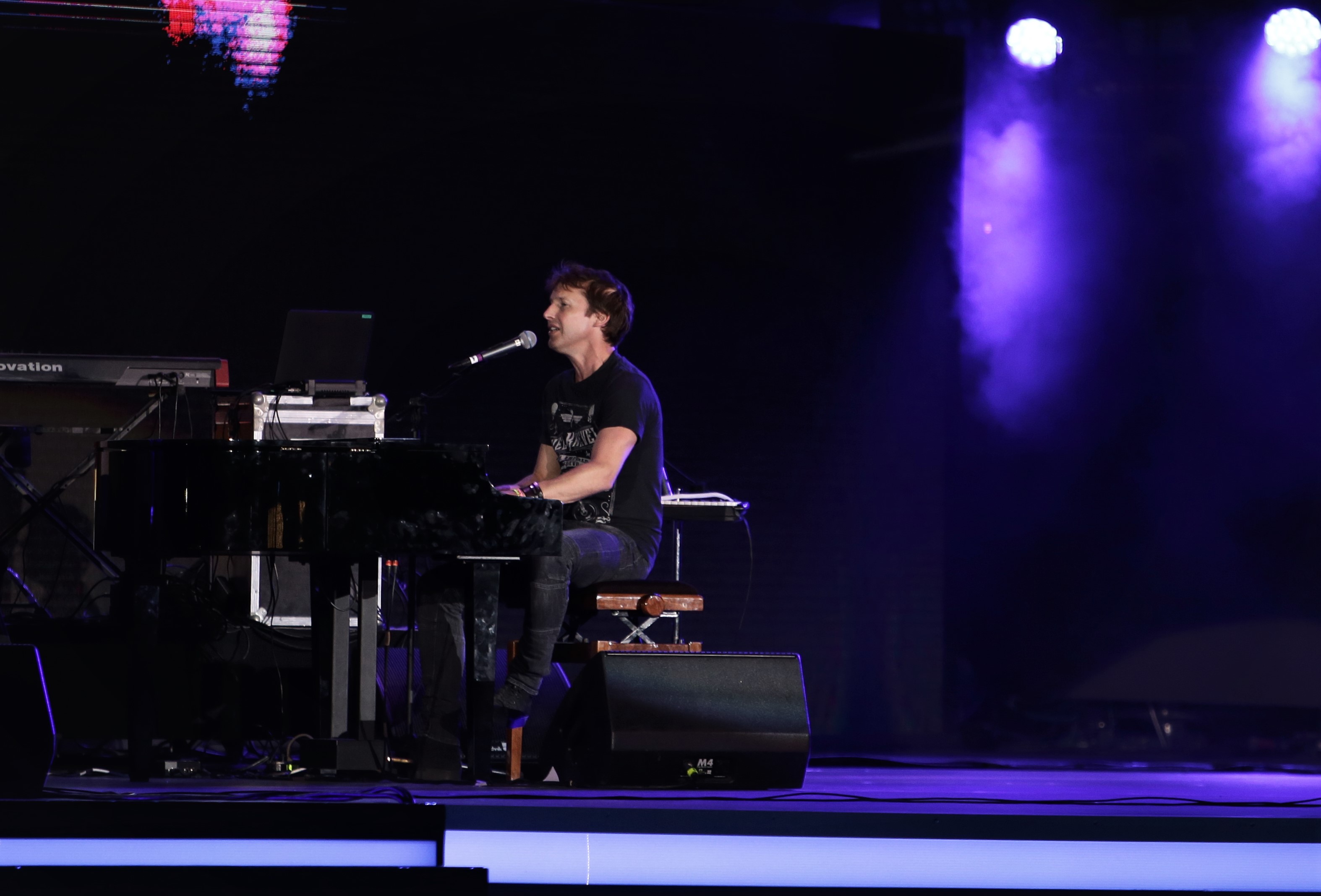 James Blunt, show pe scena de la Cerbul de Aur. A cucerit spectatorii din Piața Sfatului | FOTO