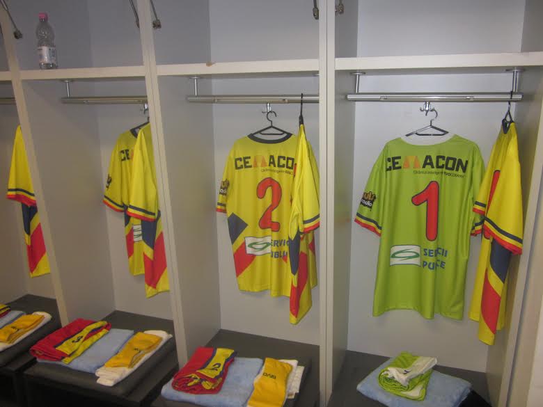GALERIE FOTO / Generaţia de Aur a luat la mişto naţionala: "Aici sunt fotbaliştii"!
