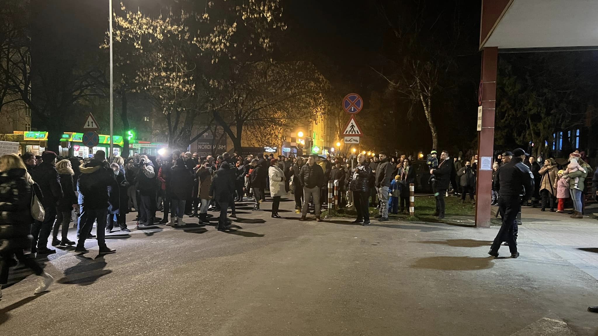 Sute de oameni au protestat în faţa Spitalului Judeţean din Satu Mare, după ce o fată de 15 ani a murit la Urgențe. Ce acuzații aduce familia