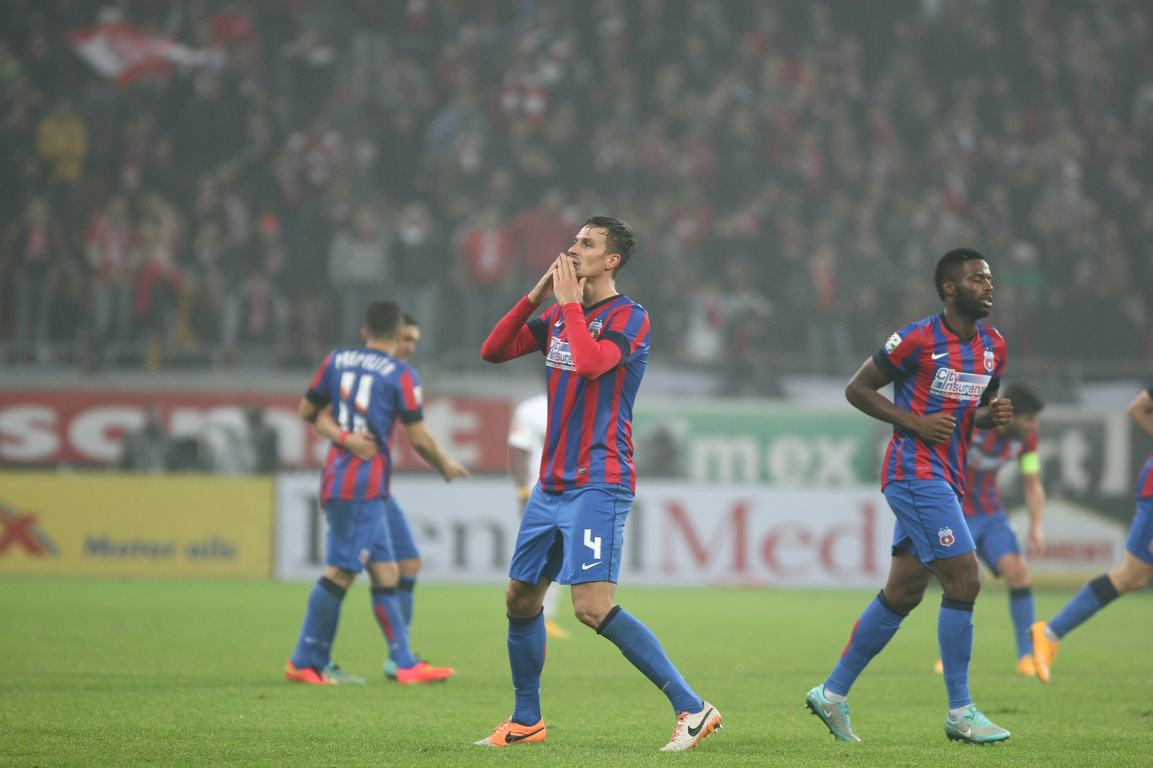 GALERIE FOTO&VIDEO/ DERBY-UL ROMÂNIEI, STEAUA - DINAMO 3-0. ^ Echipa din Ghencea i-a speriat pe ”câini” de Halloween! Szukala, Papp și Keșeru au înscris pentru roș-albaștri. Arlauskis și Bărboianu, loviți de petardele aruncate de suporteri. Băiatul lui Florentin Petre a debutat la Dinamo