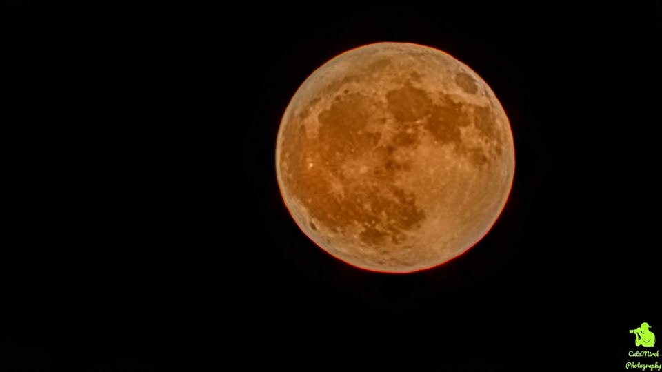 Cum s-a văzut „Luna Căpșună” pe cerul României. Imaginile impresionante din toată țara