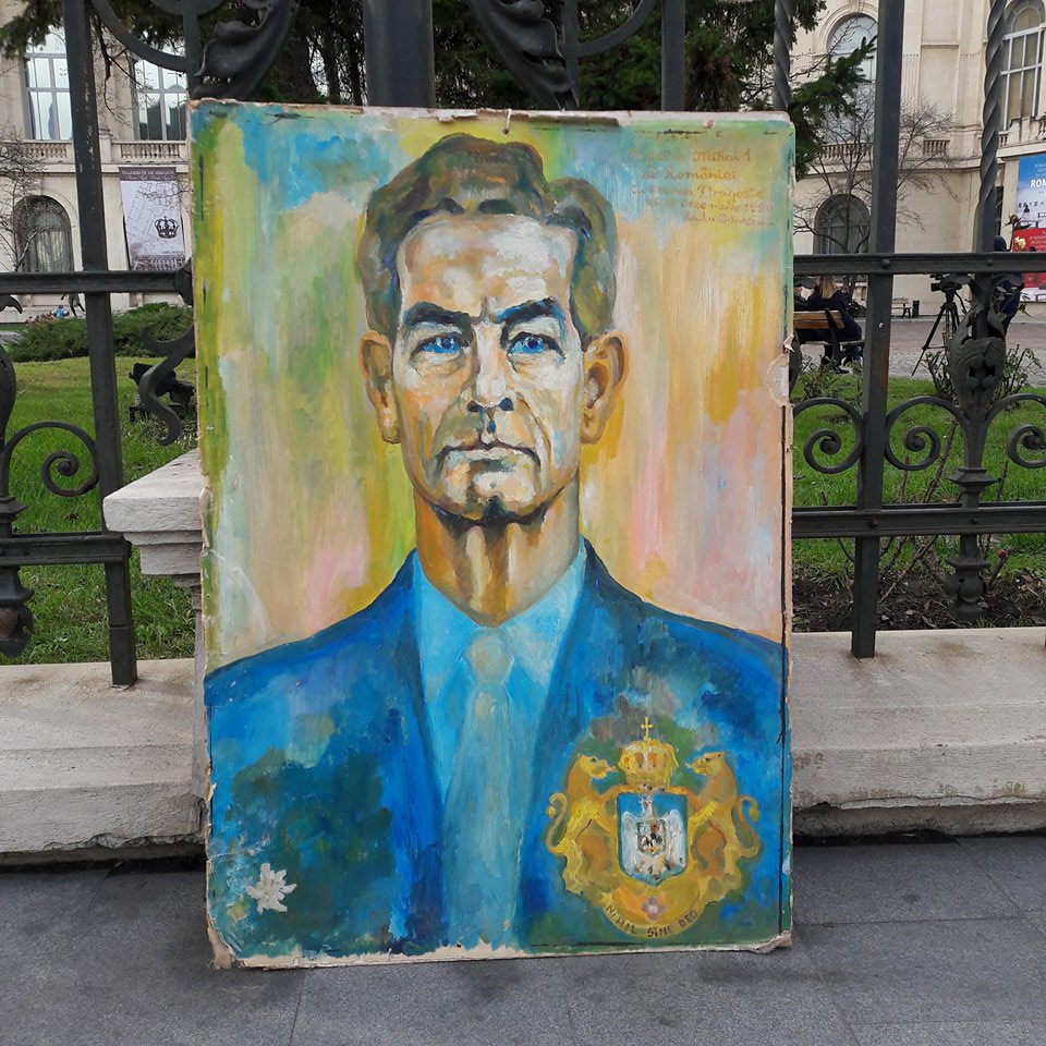 VIDEO& FOTO | Altar de flori și lumânări la Palatul Regal, în memoria Regelui Mihai