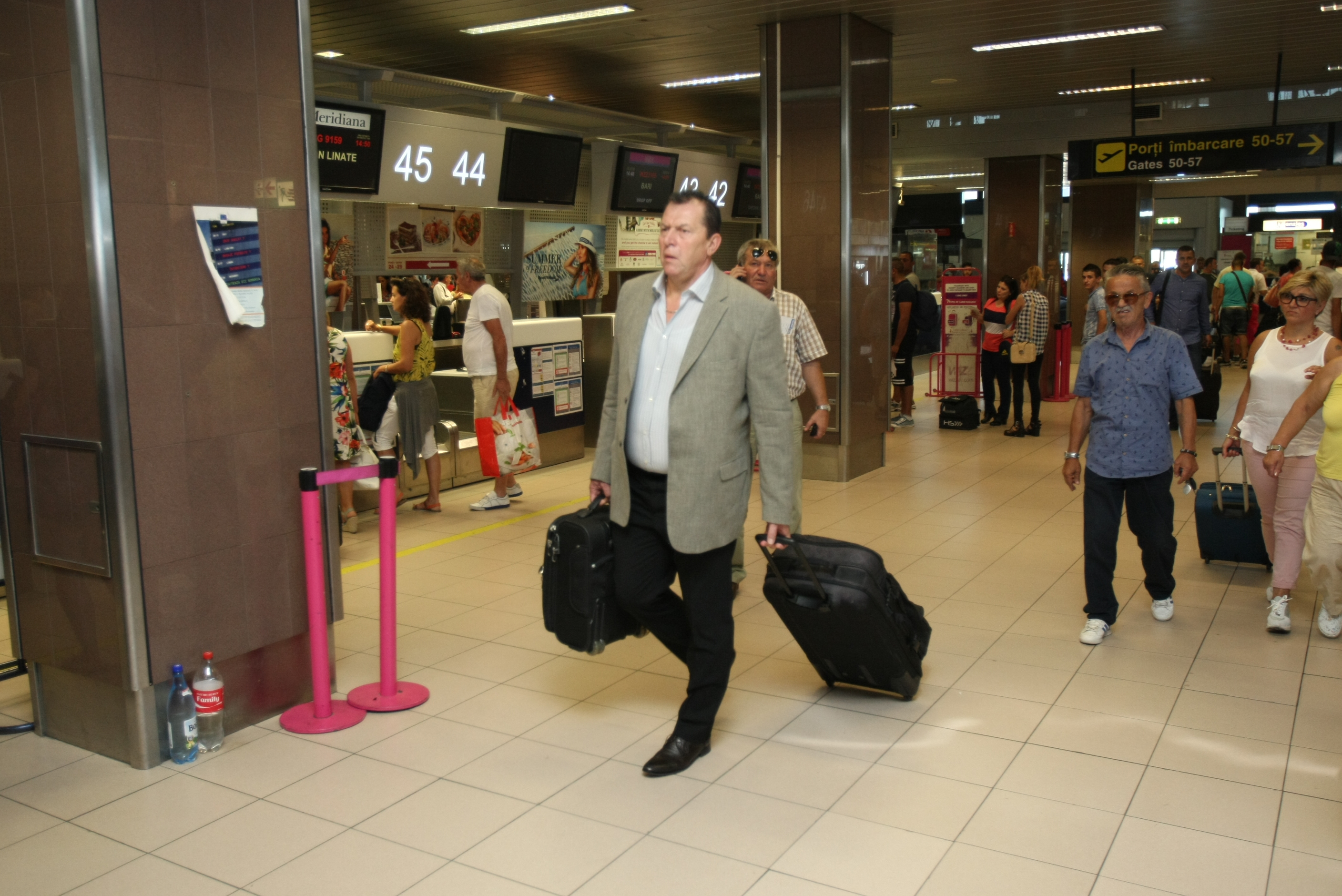 PRELIMINARIILE EURO 2016, UNGARIA - ROMÂNIA (vineri, ora 21.45, TVR 1) / Selecționerul Anghel Iordănescu a renunțat la supersitiții și ^a lăsat femei în avionul care i-a transportat pe tricolori la Budapesta, pentru mare meci cu rivalii istorici / GALERIE FOTO