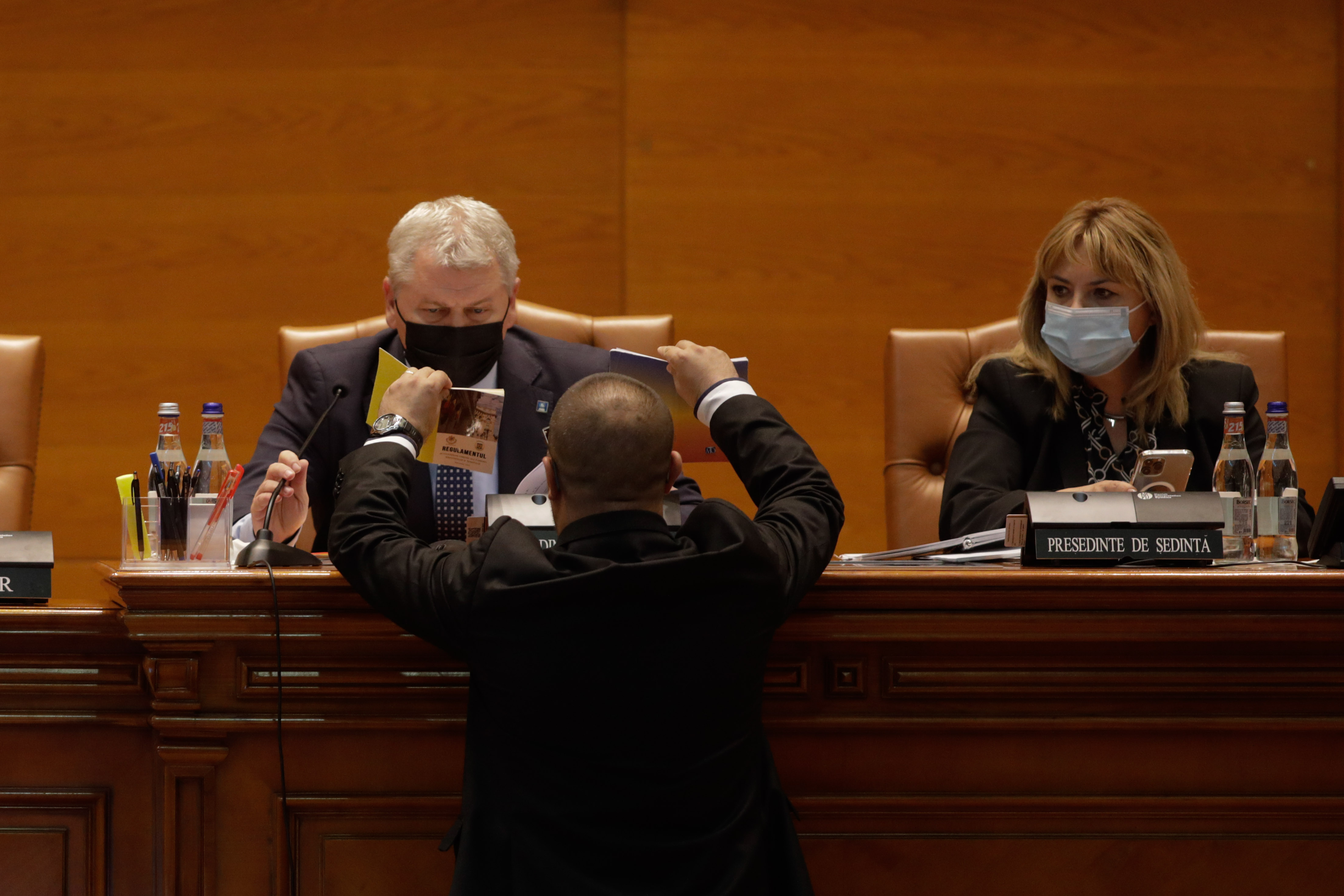 Scandal în Parlament, înainte de citirea moțiunii de cenzură: Florin Roman, evacuat de la prezidiu de parlamentarii AUR