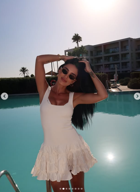 Cum a apărut Adelina Pestrițu la piscină. Rochia extrem de scurtă a stârnit un val de reacții în mediul virtual. „E greu de mers cu ea pe stradă”