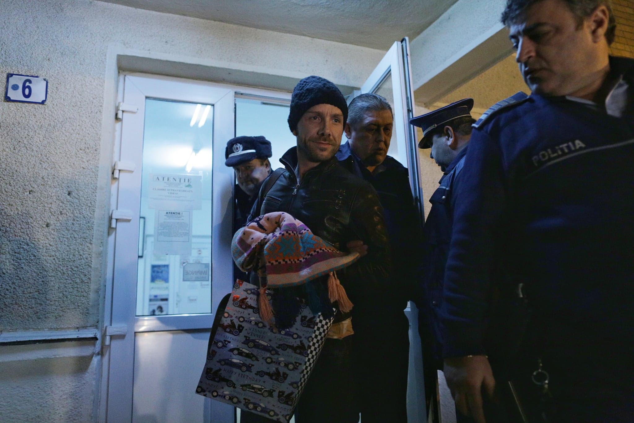 FOTO& VIDEO | Medicul fals Matteo Politi a fost reținut pentru 24 de ore. Primele imagini cu italianul, escortat de polițiști