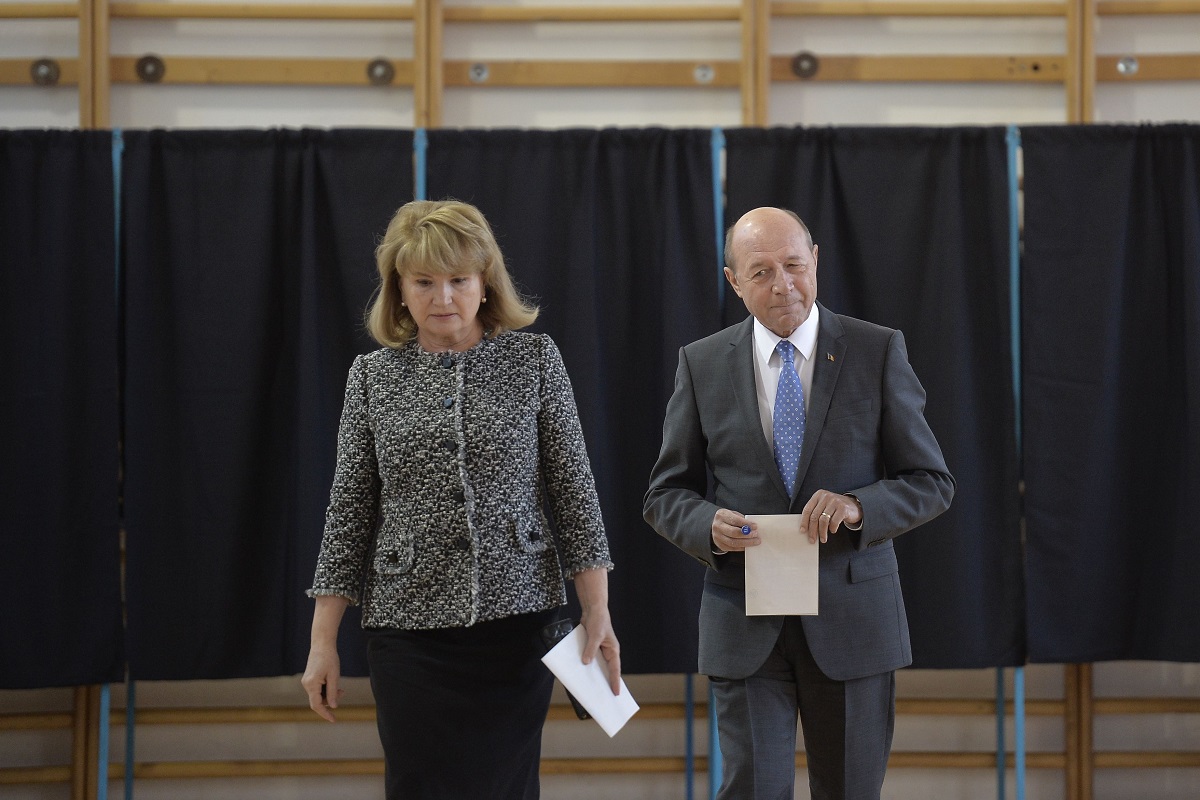 Cum arată Maria Băsescu la 74 de ani. Soția lui Traian Băsescu a avut o apariție impecabilă la ziua nepoatei sale