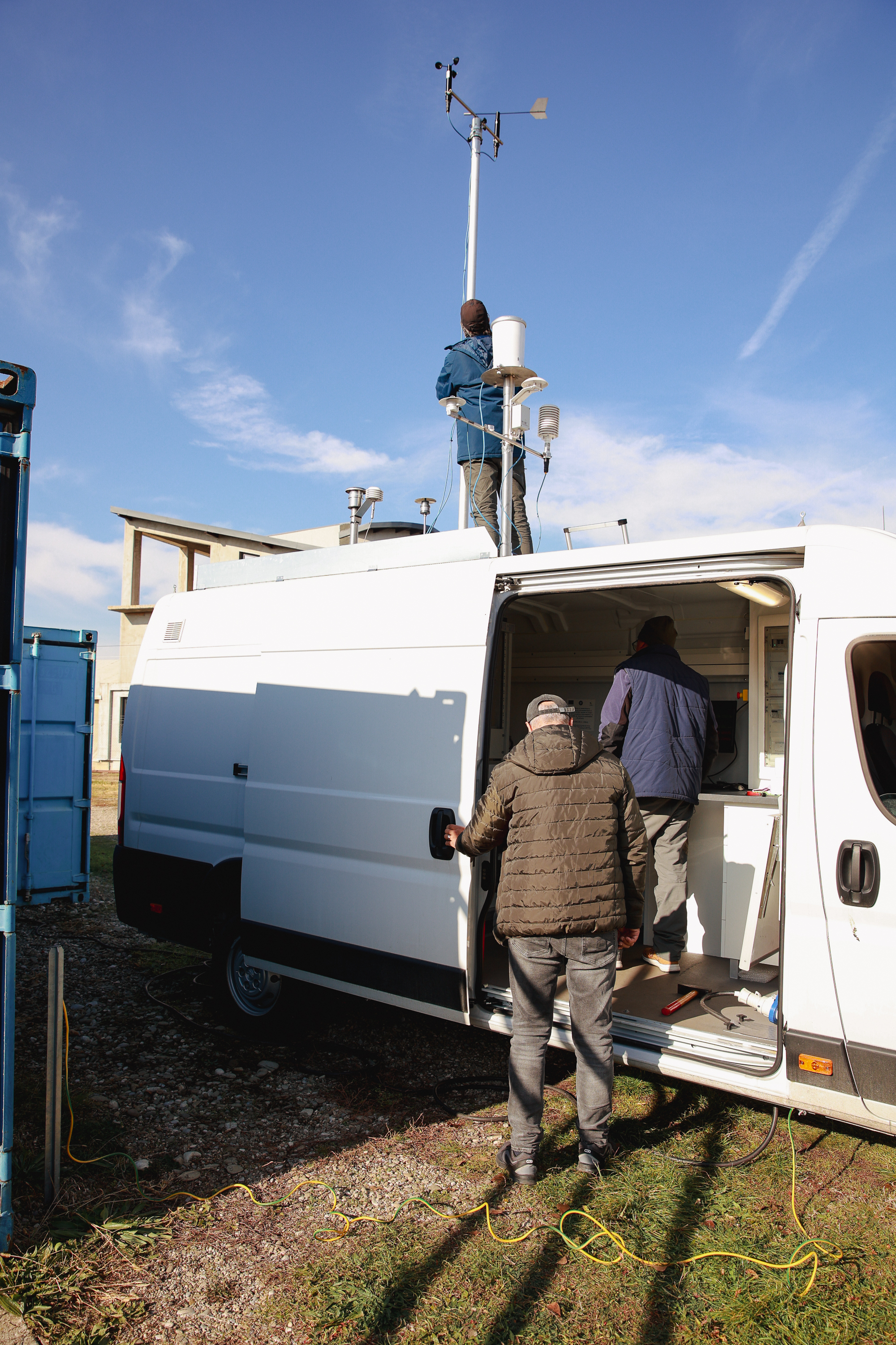Reacția autorităților de mediu din Prahova la poluarea din Valea Călugărească: APM testează aerul lângă stația de eliminare a deșeurilor periculoase din Pantazi