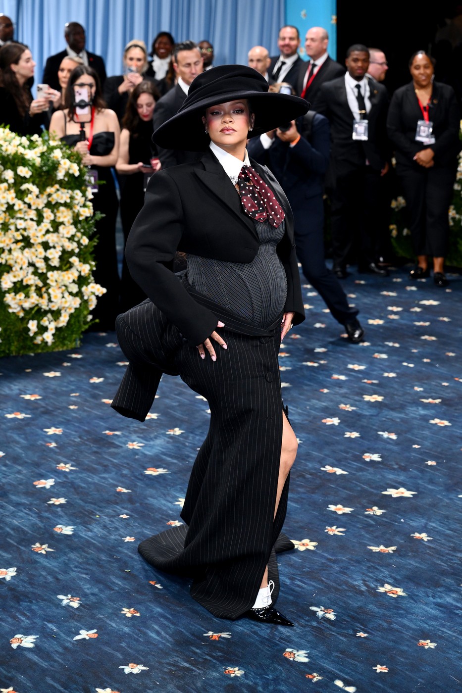 Rihanna e însărcinată cu al treilea copil cu A$AP Rocky. Cum a apărut îmbrăcată la Met Gala 2025, unde tema a fost dedicată modei masculine