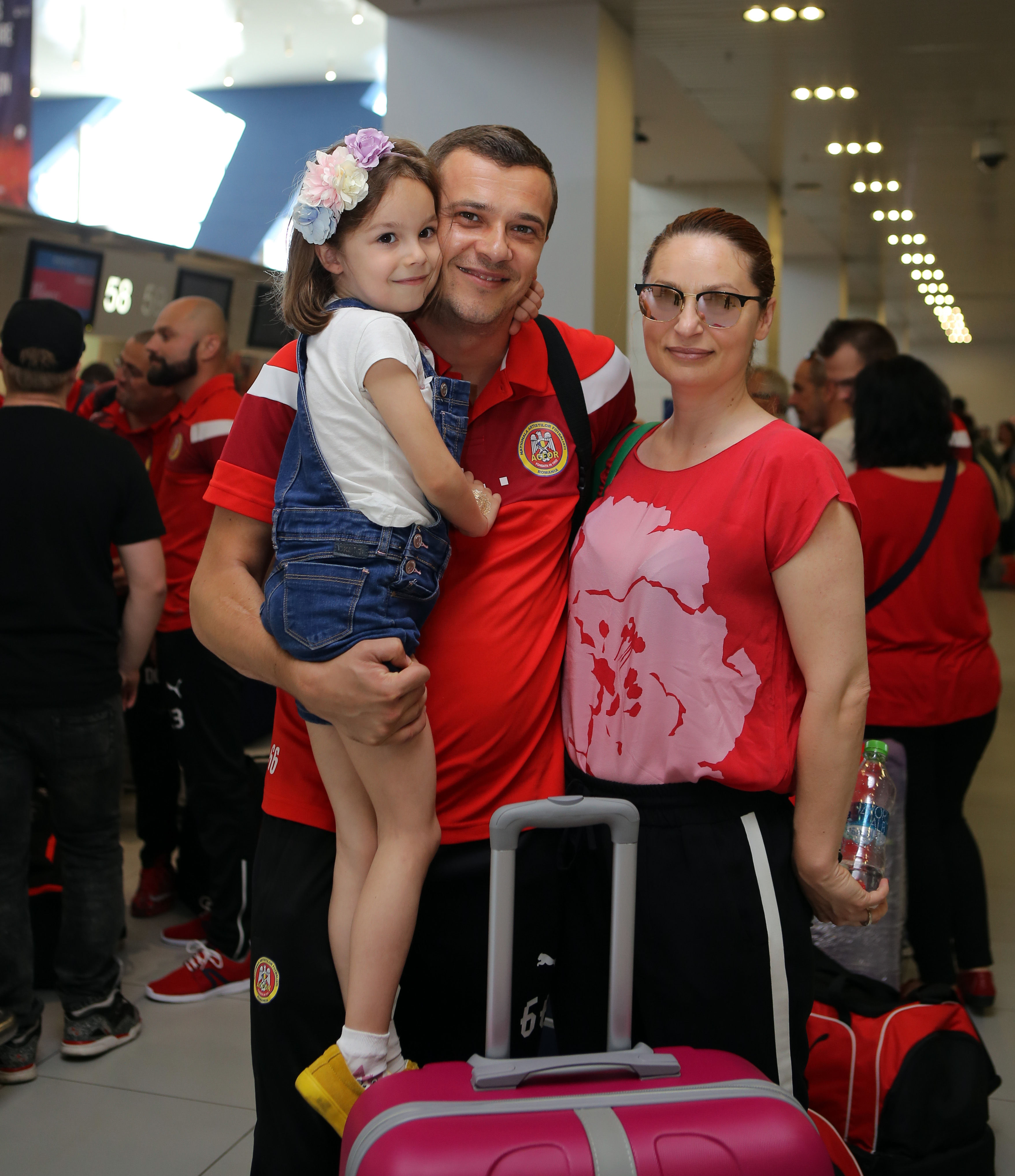 UPDATE. Tricolorii sunt în drum spre Londra. Generaţia de Aur pleacă mâine la Cardiff, acolo unde s-a născut, acum 24 de ani! Superechipă cu 19 eroi pentru finala Ligii Campionilor! FOTO&VIDEO