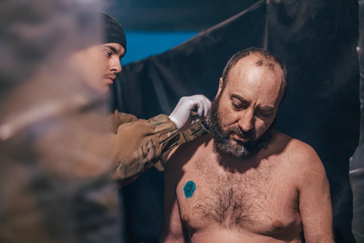 „Locul morții și al vieții mele”. Imagini portret făcute în uzina Azovstal de un soldat ucrainean înainte de a se preda rușilor