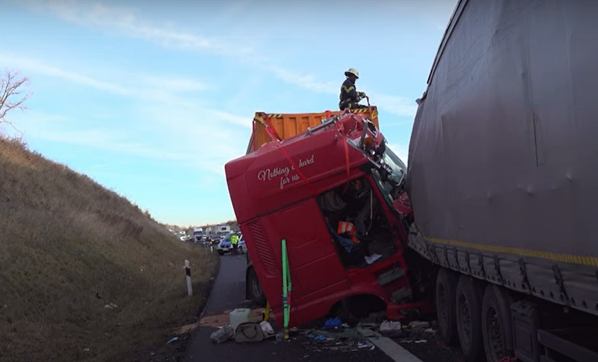 Șofer român de TIR, pe moarte în Germania. A intrat fără frâne în camionul din fața lui și a fost strivit în cabină. VIDEO