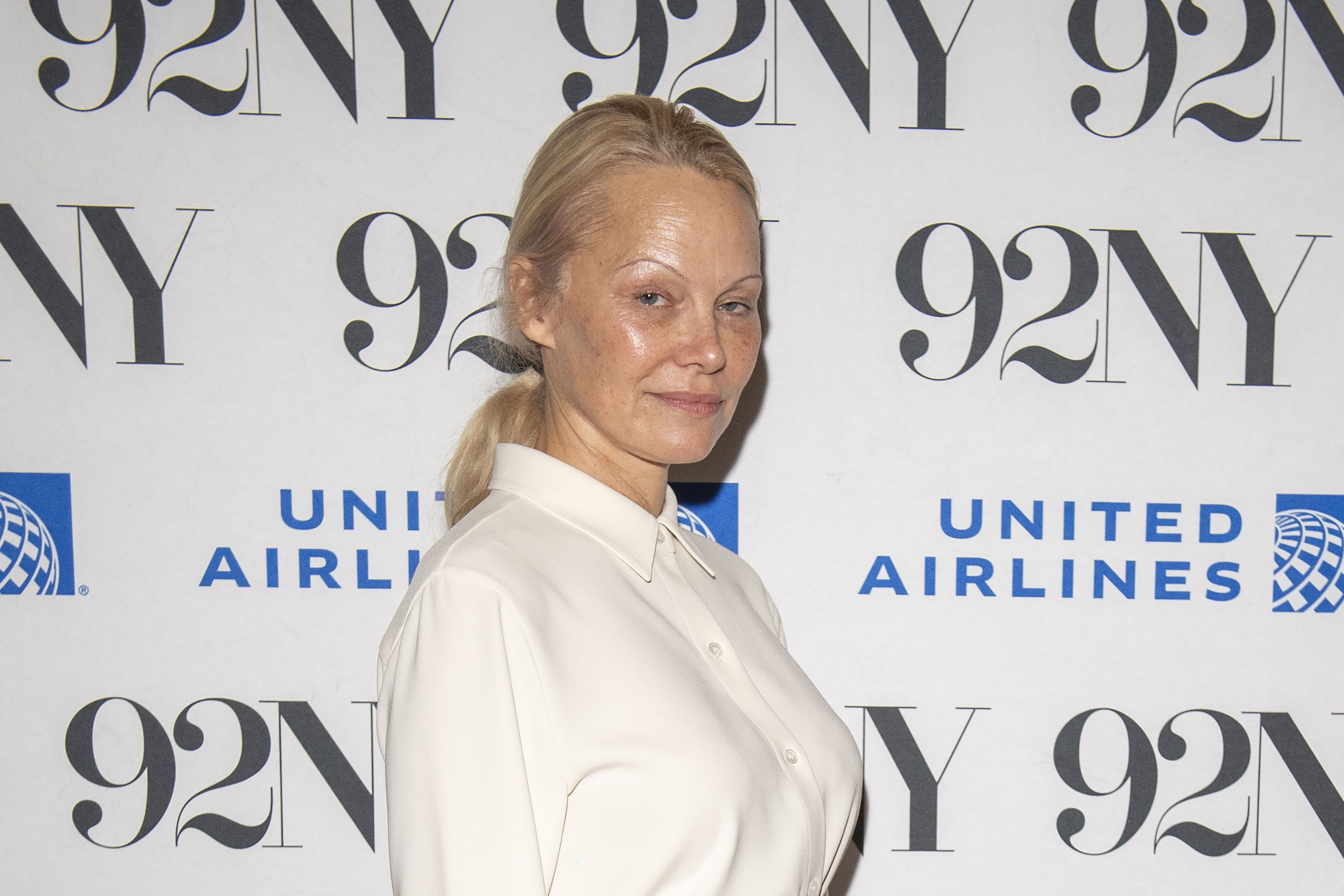 Pamela Anderson a împlinit 59 de ani și își amintește despre episoadele de violență domestică și întâlnirea controversată cu Vladimir Putin