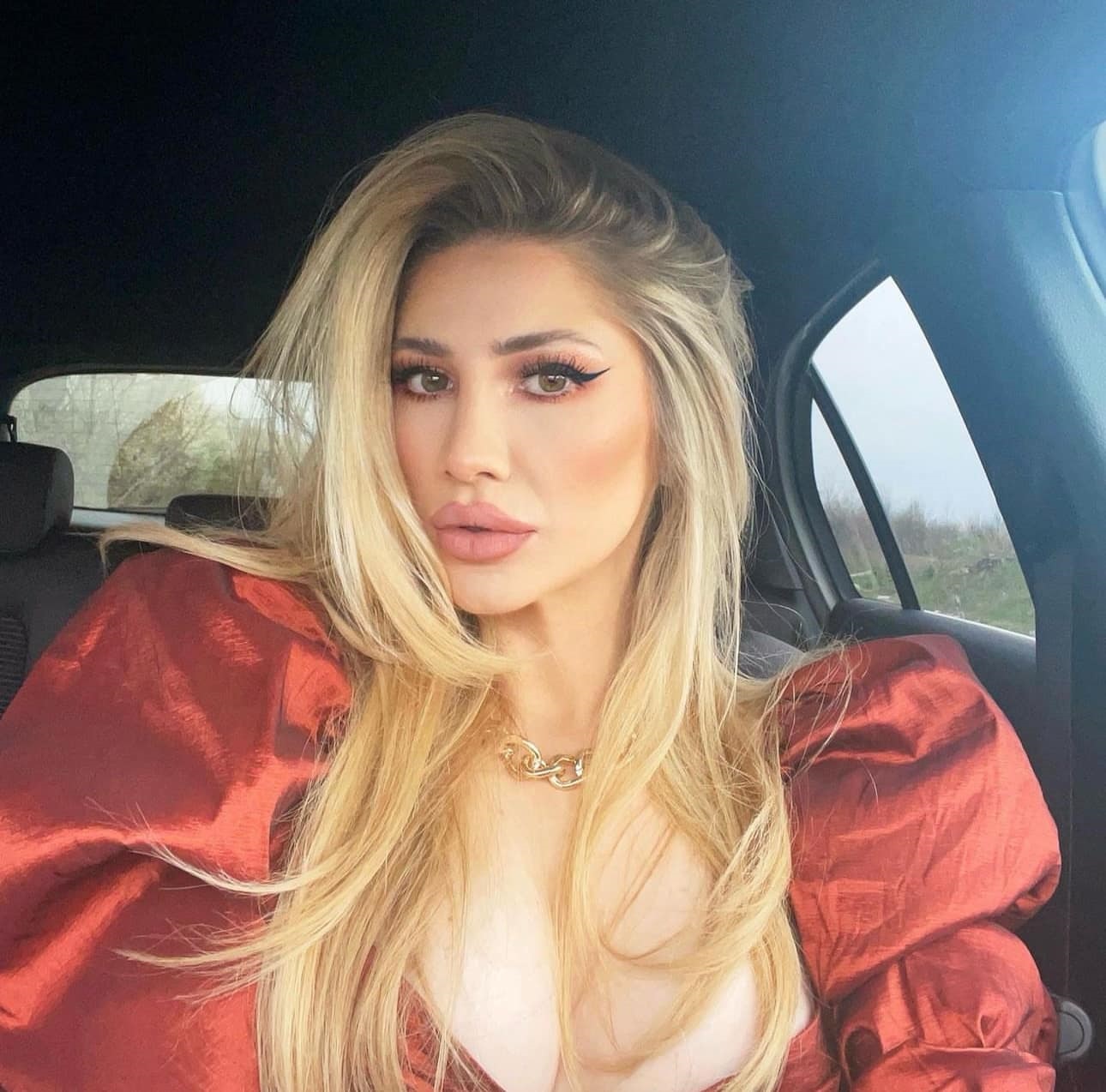 Mario Fresh, surprins în compania unei domnișoare, în București, la întoarcerea din Dubai. Se zvonește că Bianca e prietena Alexiei Eram