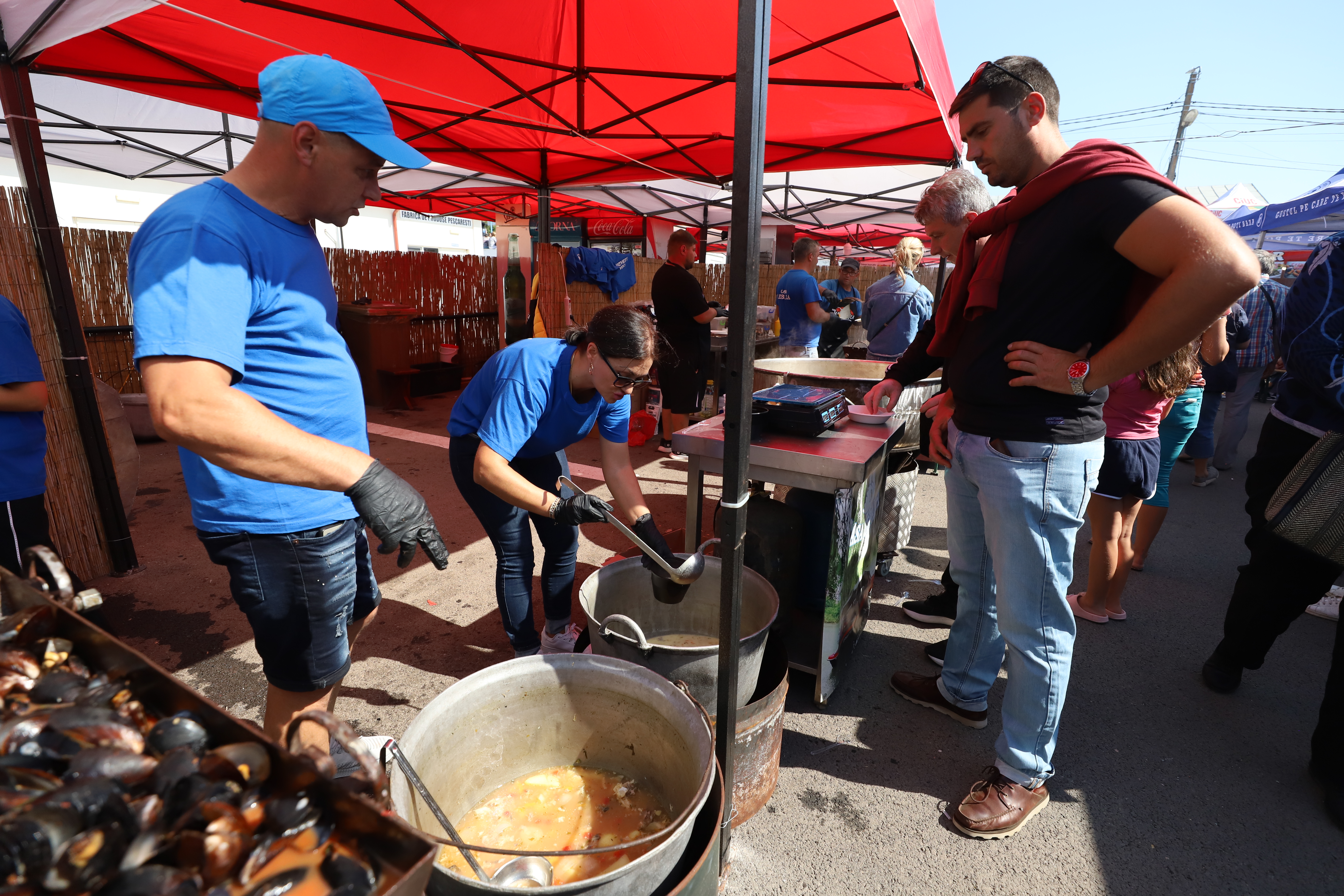 Secrete culinare de la Festivalul Borșului Lipovenesc din Jurilovca. Fără morcov, dar cu ardei și țicore de baltă: „Adevăratul gust îl dau oasele!” | FOTO REPORTAJ