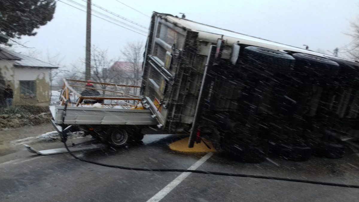 Un TIR s-a răsturnat peste o mașină care transporta butelii pline cu gaz, în județul Constanța/VIDEO&FOTO