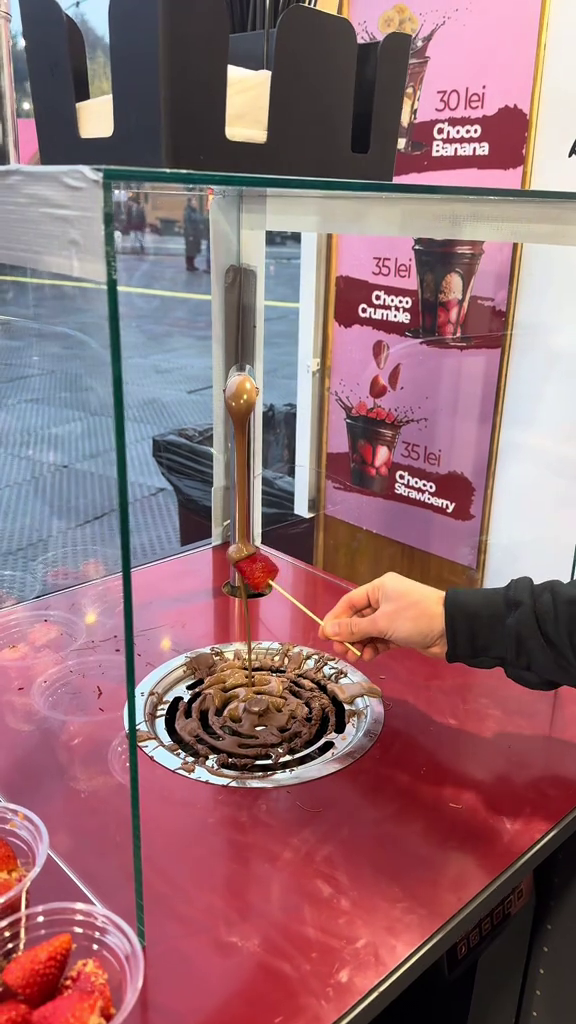 Desertul devenit viral în toată lumea se vinde instant la Târgul de Crăciun București 2025, Drumul Taberei! Cât costă noua „nebunie”