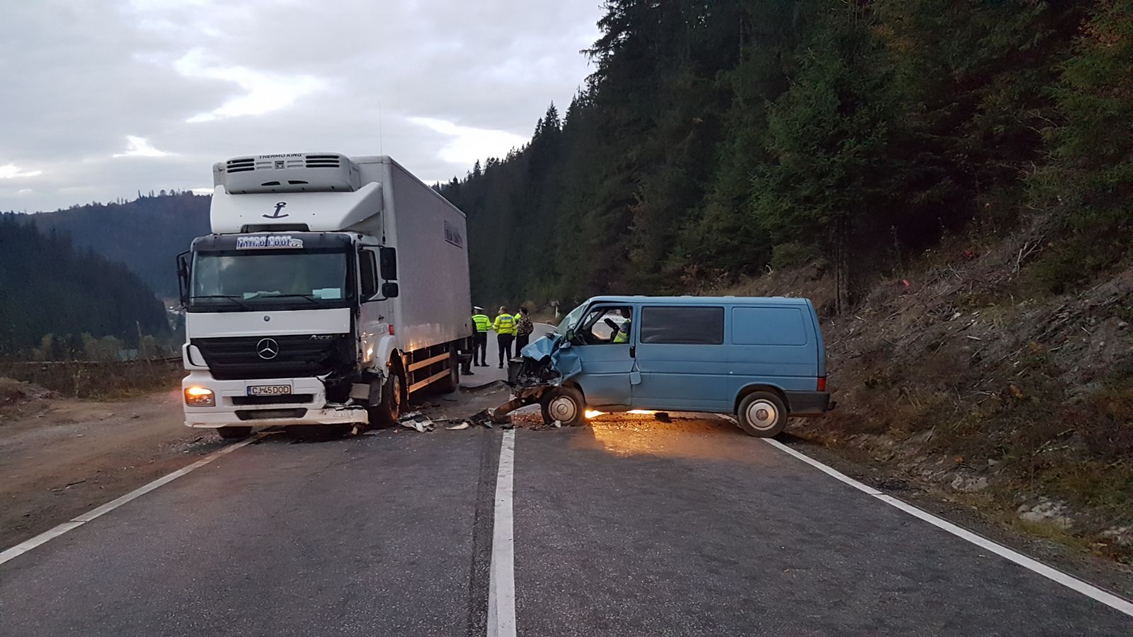 Șase oameni, printre ei și un copil, răniți într-un accident în Neamț. Planul roșu de intervenție a fost activat | FOTO ȘI VIDEO