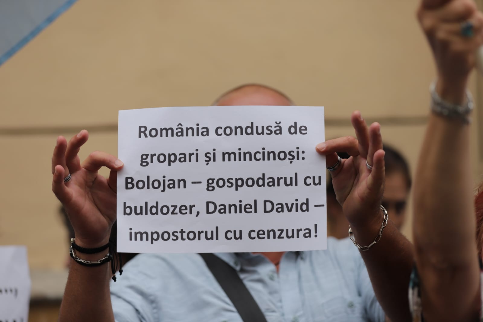 Profesorii au ieșit în stradă împotriva Legii Bolojan: „Stă în puterea noastră să refuzăm”