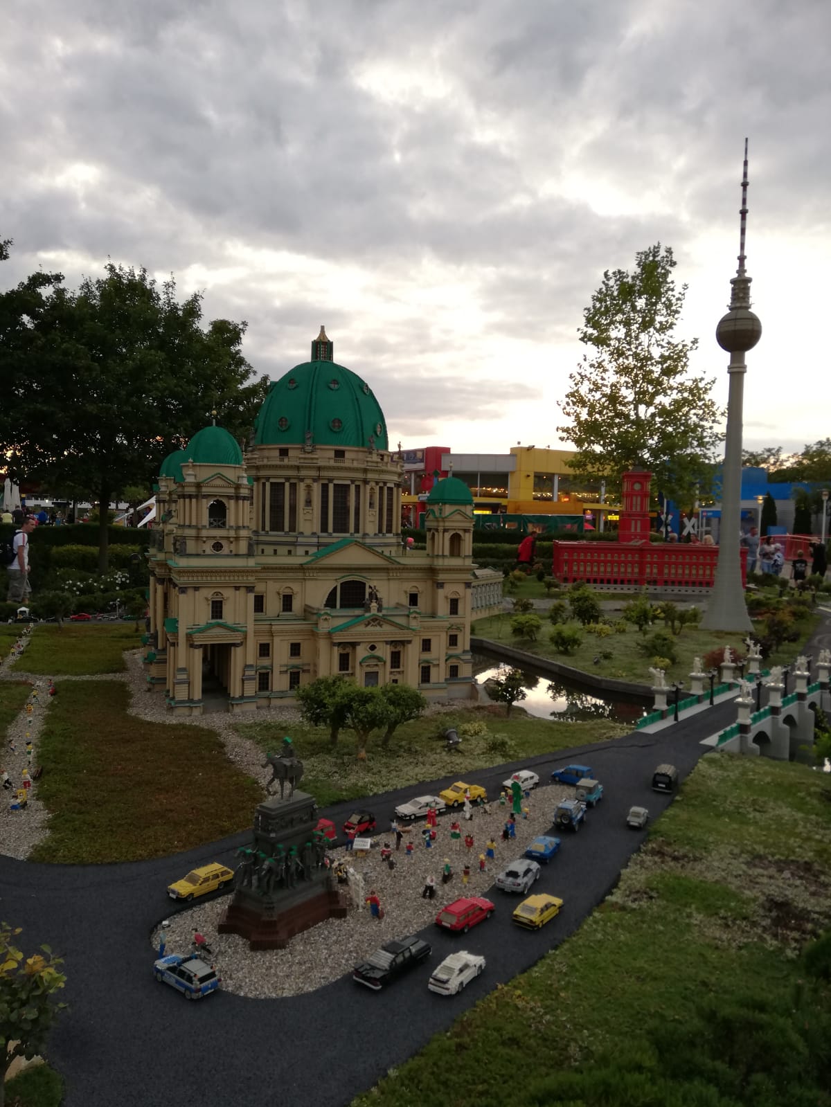 Cât te costă să-ți duci copilul la Legoland și la Castelul Frumoasei Adormite din lumea Disney?