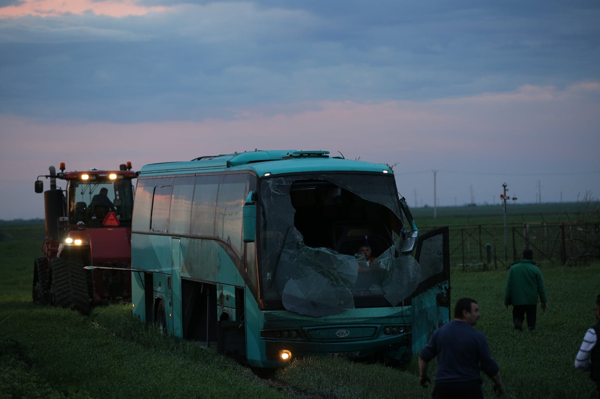 FOTO&VIDEO: Imagini surprinse de jurnaliștii Libertatea, în locul unde un autocar a fost răsturnat de o tornadă, în județul Călărași