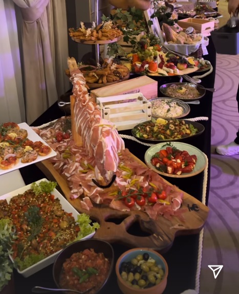 Bianca Drăgușanu, petrecere de ziua de naștere ca o nuntă. S-a îmbrăcat în alb, lăutarii au cântat, iar Gabi Bădălău i-a închiriat restaurantul familiei